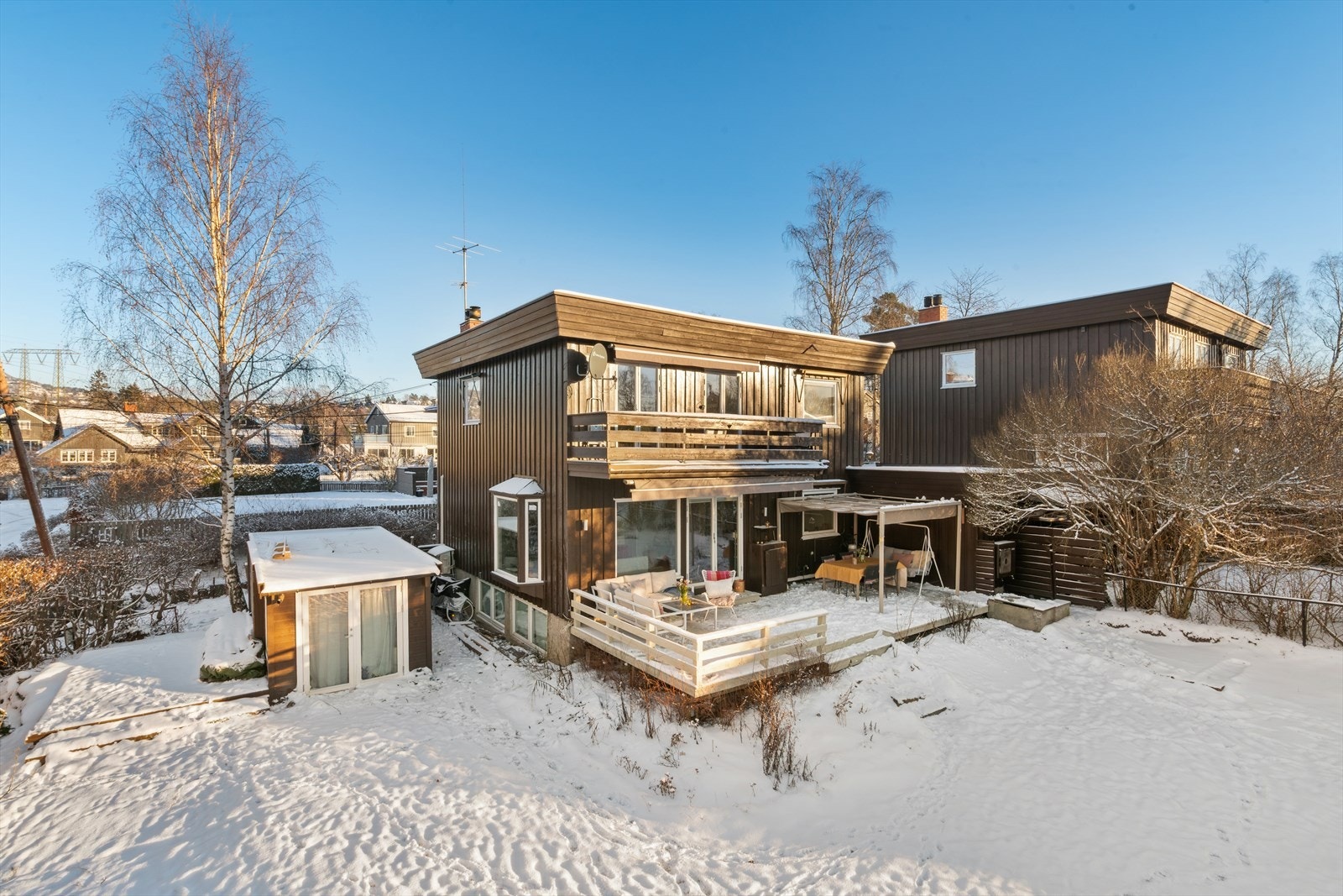 Velkommen til Ruglandveien 45 A - en innholdsrik enebolig i kjede over 3 plan i 60-talls "funkisstil" - solrik hage og terrasse Galleribilde