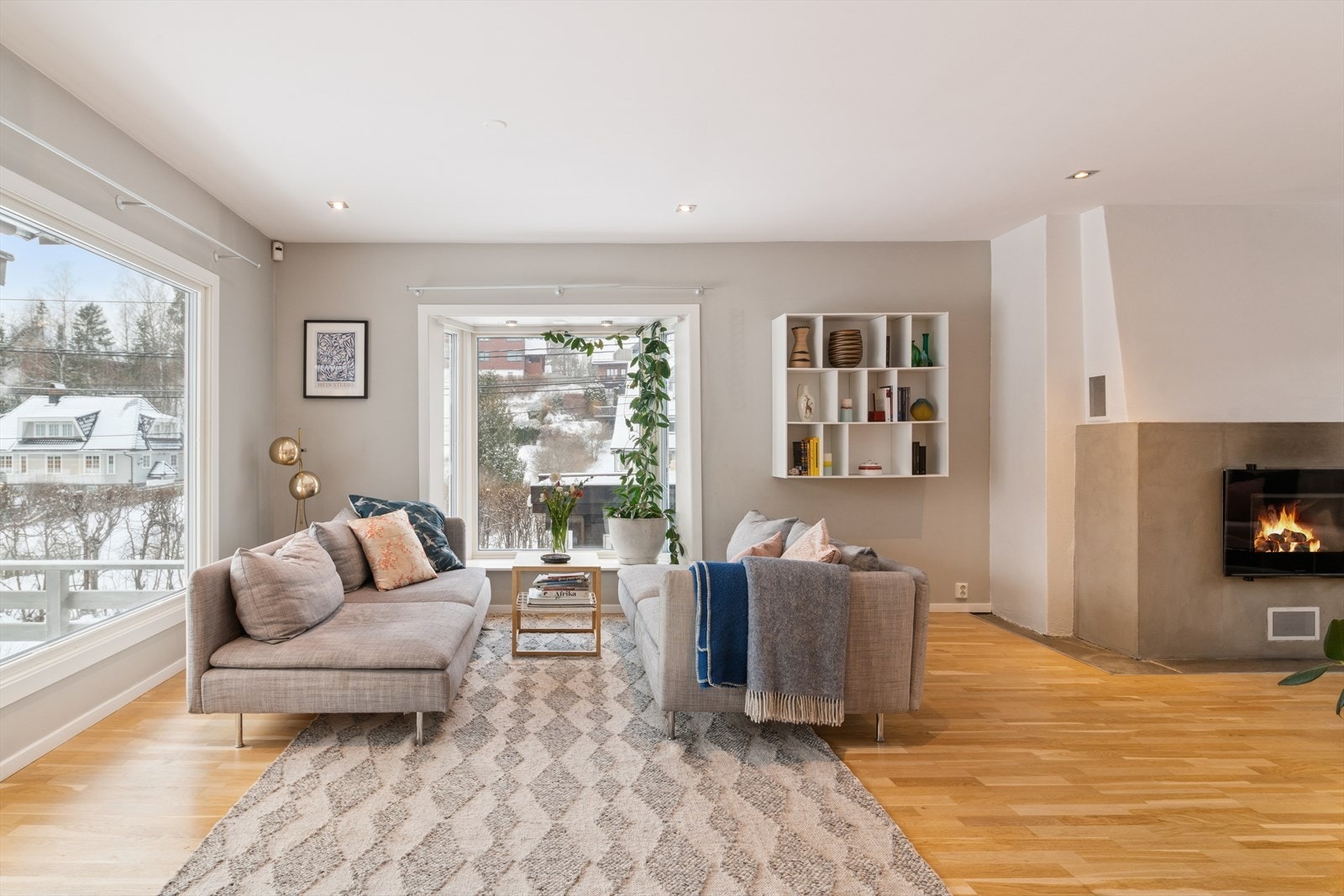 Fra stue med hyggelig karnapp og peis Galleribilde