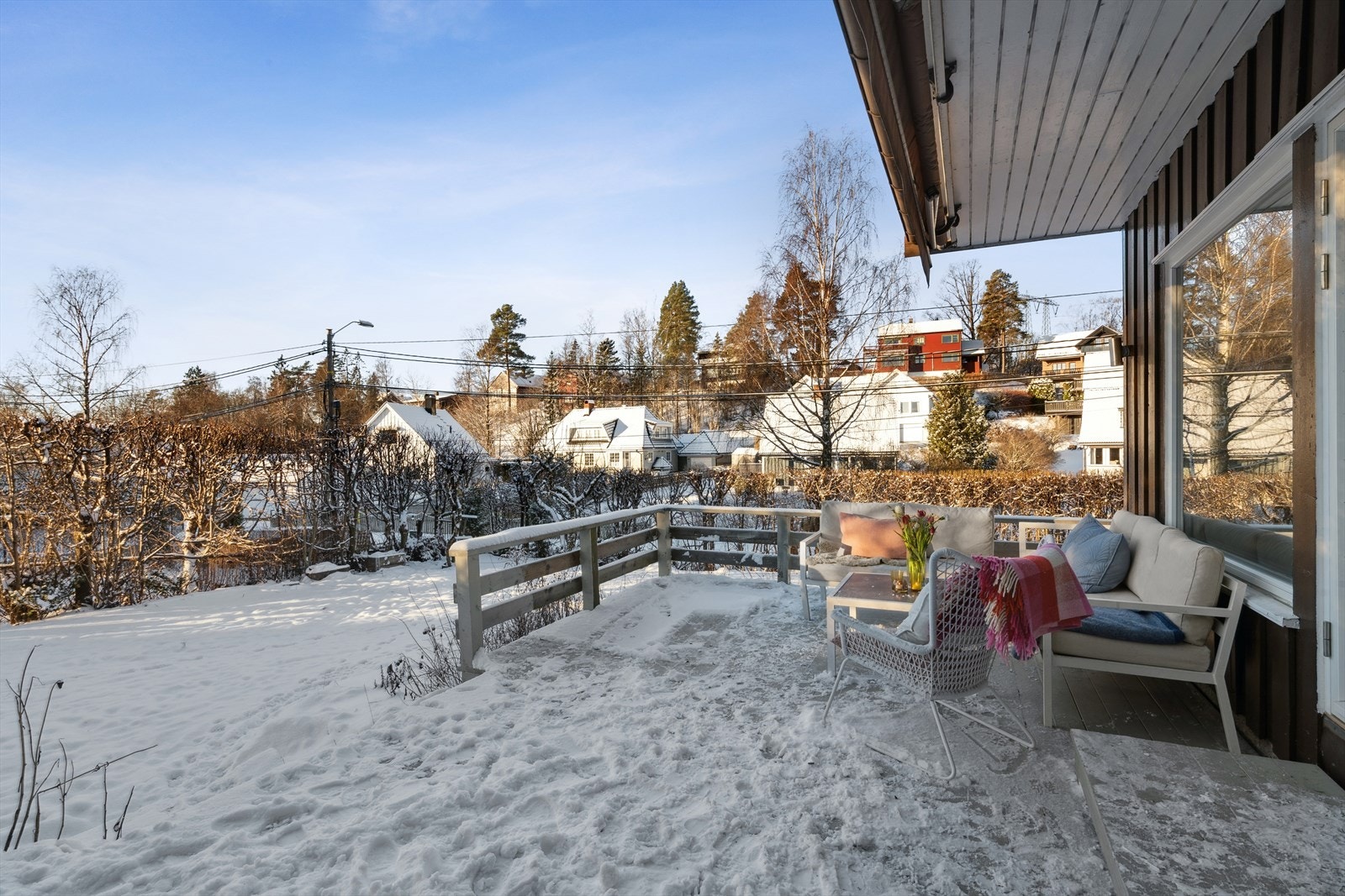 Fra stuen har du dirkete adkomst til en sydvestvendt terrasse på 34 kvm som blir et ekstra uterom i sommerhalvåret - adkomst videre ut i hagen Galleribilde