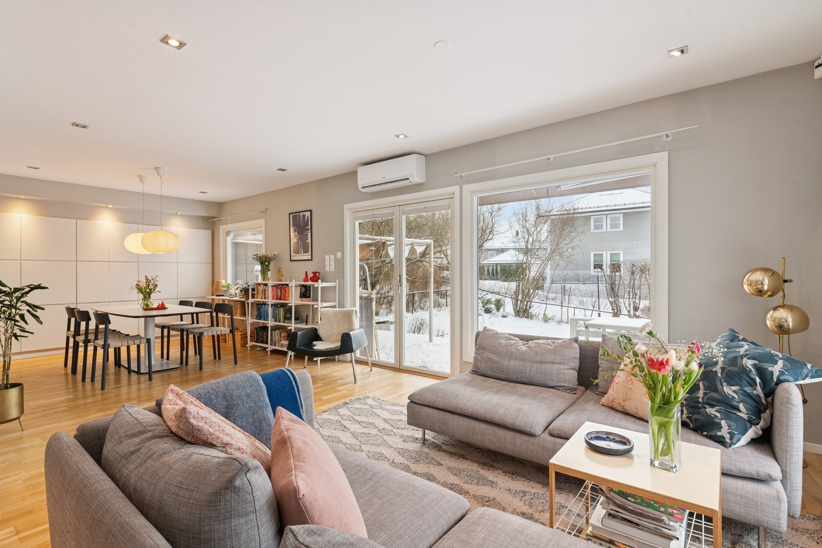 Romslig stue og spisestue med utgang til terrasse og hage Galleribilde