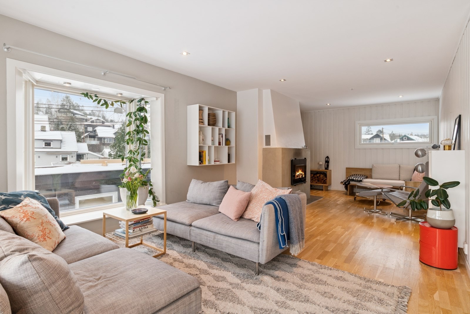 Fra stuen med karnapp og peis Galleribilde