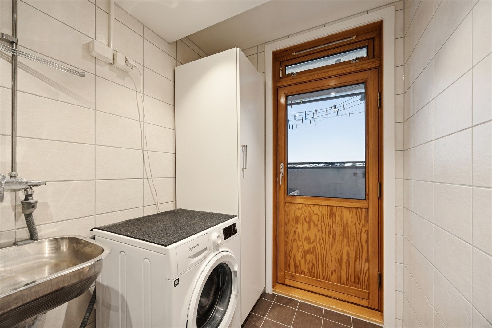 Baderommet er utstyrt med varmekabler i gulvet, innfelte downlights i himlingen, skyllekum i rustfritt stål, samt opplegg for vaskemaskin og plass til tørketrommel. Galleribilde