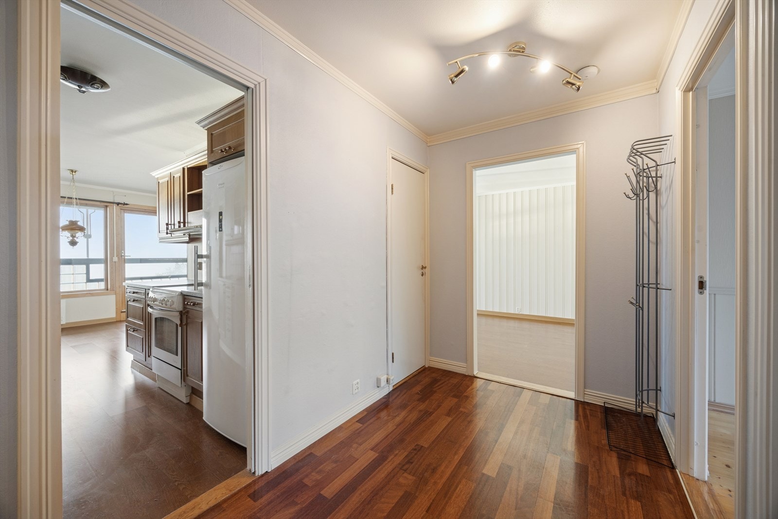 Leiligheten har én innvendig bod, og disponerer i tillegg to eksterne boder; én kjellerbod på ca. 2 m² og én utebod på ca. 4 m² i felles bodanlegg. Galleribilde