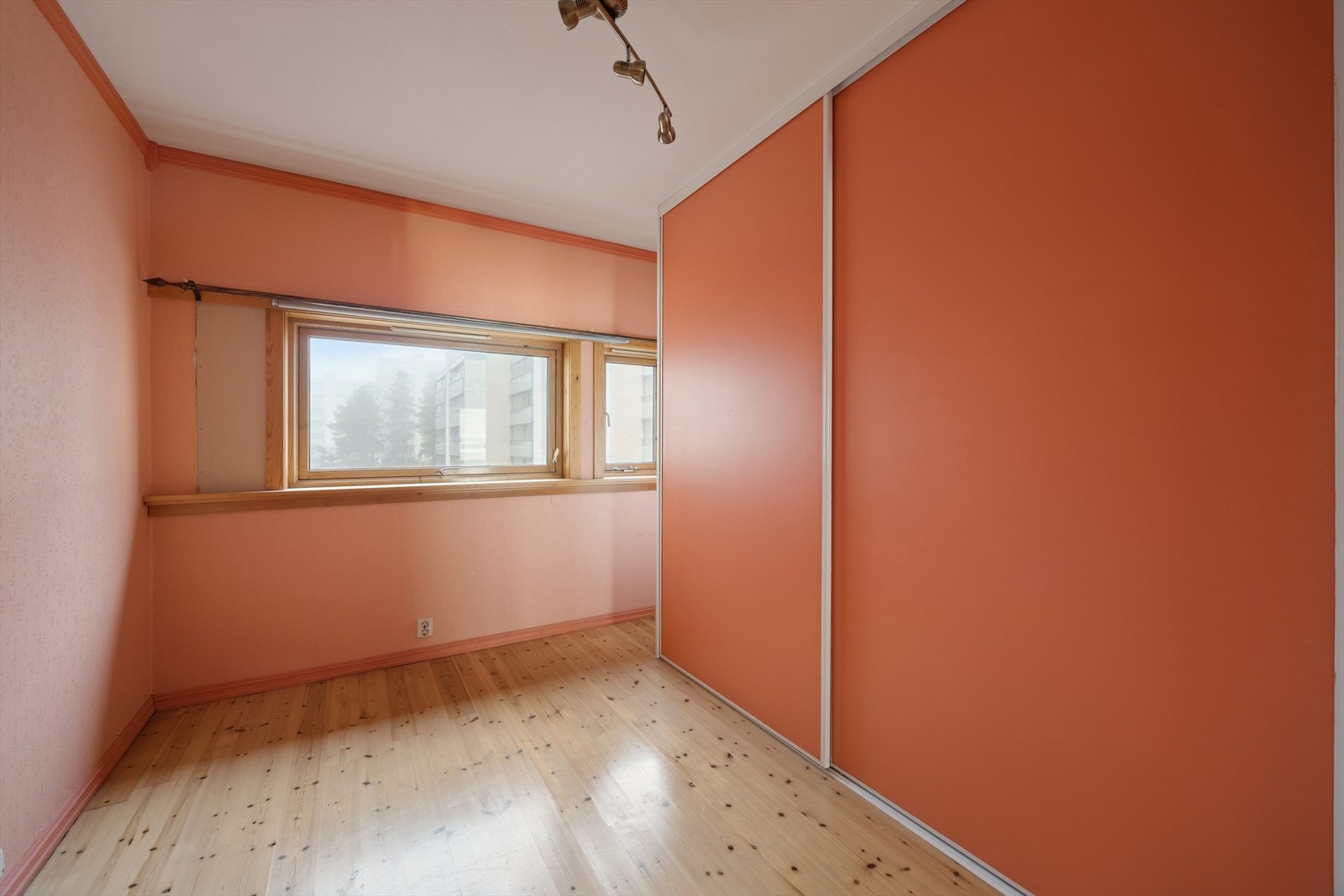 Leiligheten har tre soverom med fine innredningsmuligheter. To av rommene er utstyrt med hver sin garderobeløsning. Galleribilde