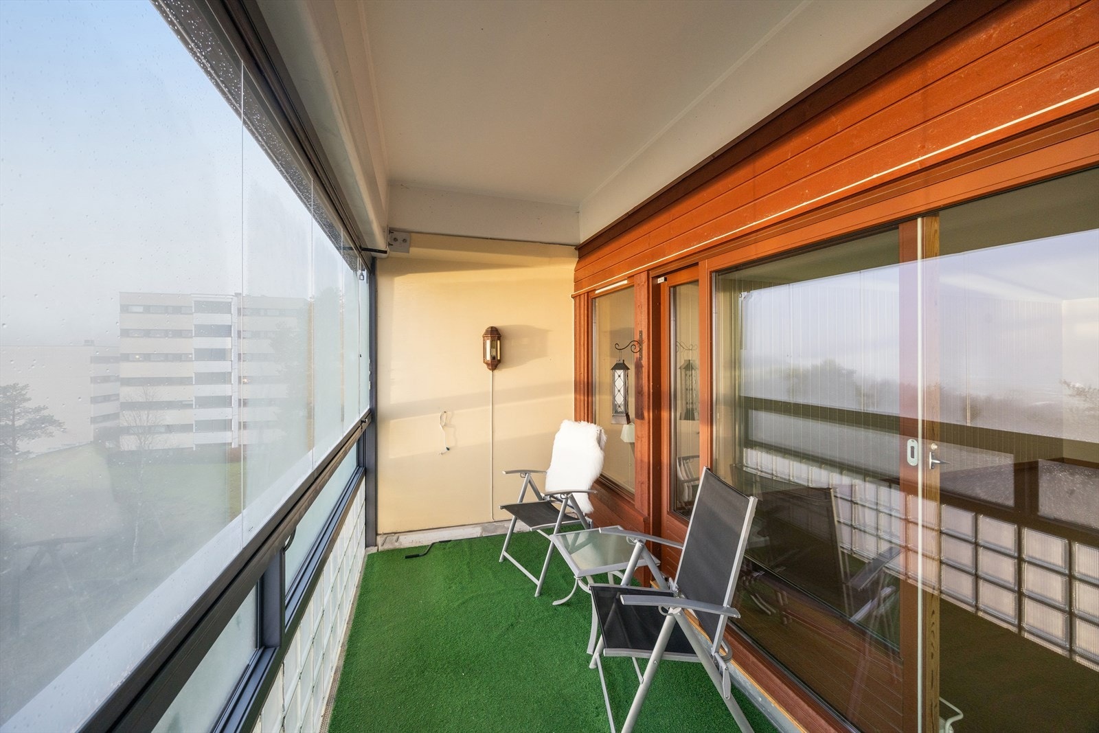 Fra stuen er det direkte utgang til en sydvendt innglasset balkong på ca. 13 m² - ideell for å nyte utsikten og utendørslivet gjennom store deler av året. Galleribilde