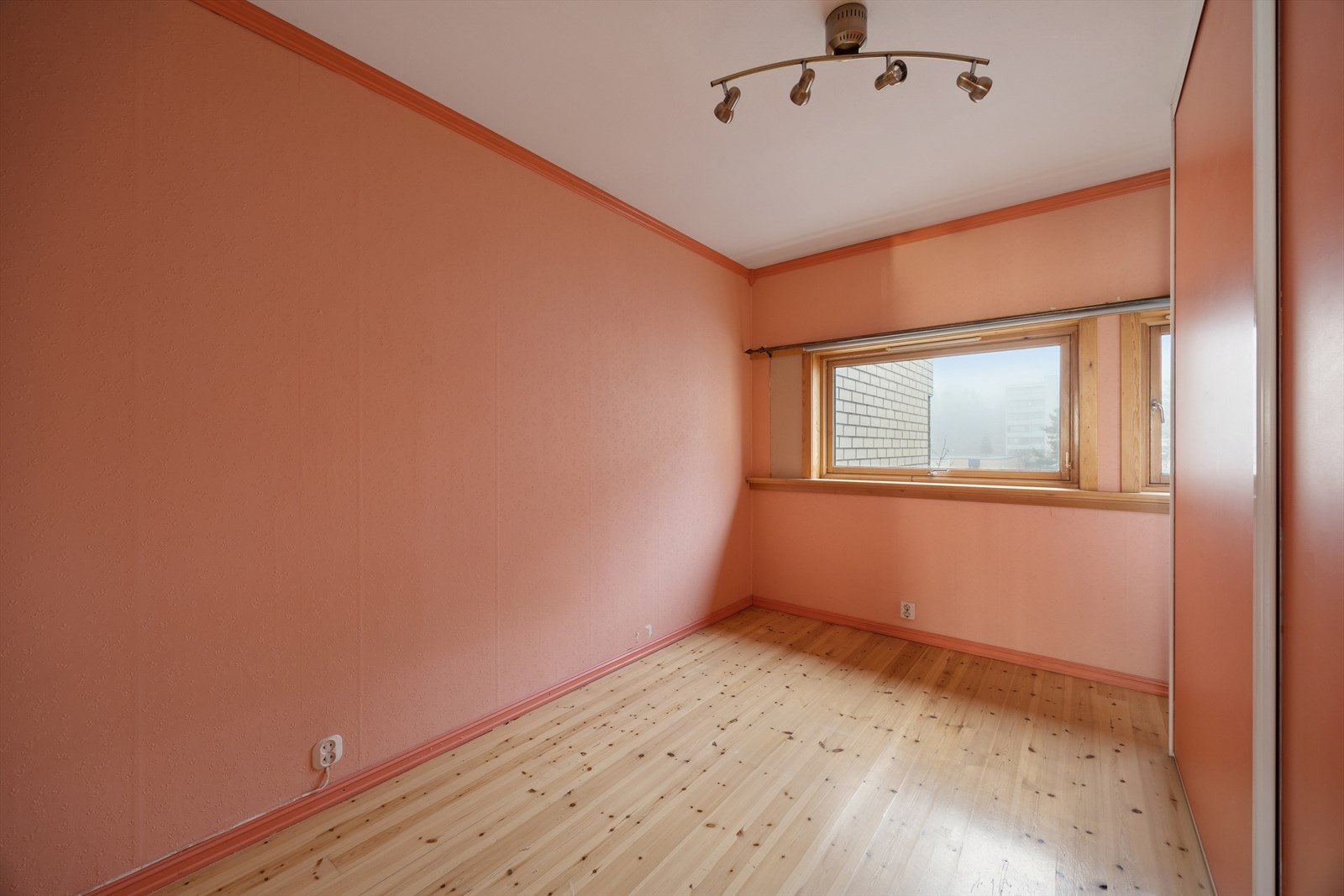 Stort hovedsoverom med skyvedørsgarderobe. Galleribilde