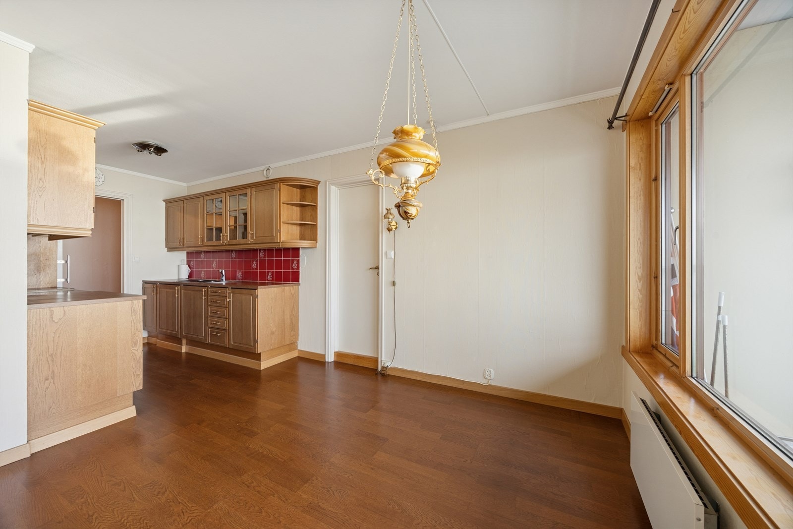 Stuens utforming gir naturlig plassering for spisebord, sofagruppe og TV. Galleribilde