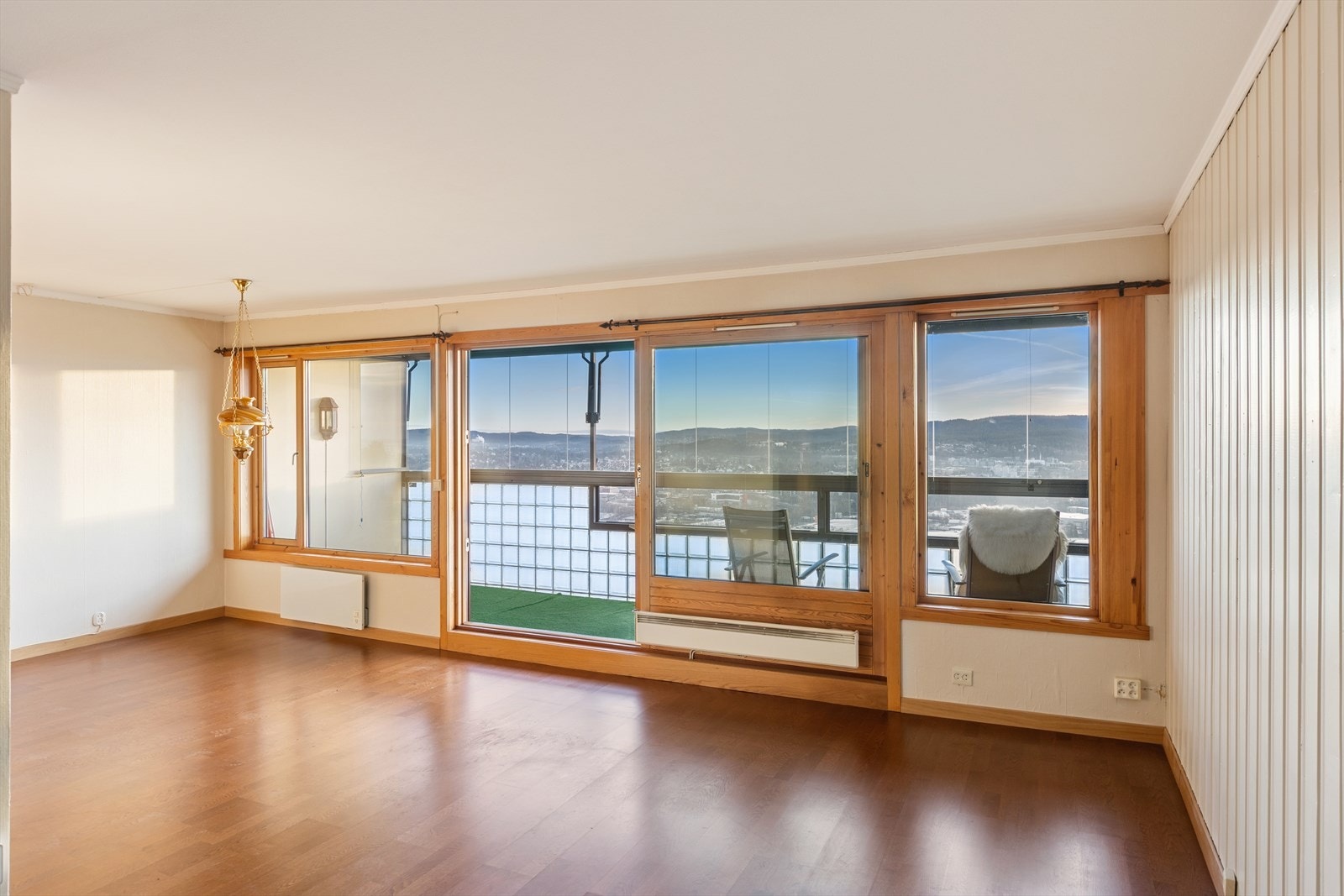 Lys og romslig 4-roms andelsleilighet i toppetasjen med fantastisk utsikt. Galleribilde