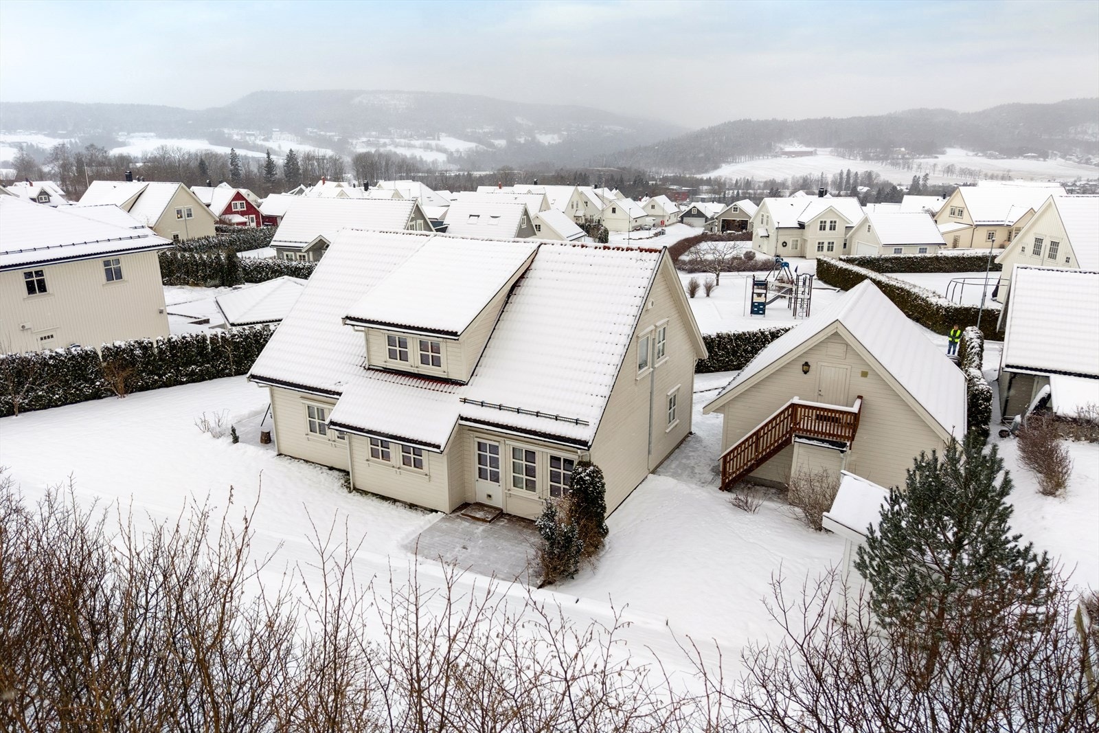 Boligen ligger meget solrikt til, med sol gjennom store deler av dagen. Solnedgang på fremsiden ved gårdsplass. Galleribilde