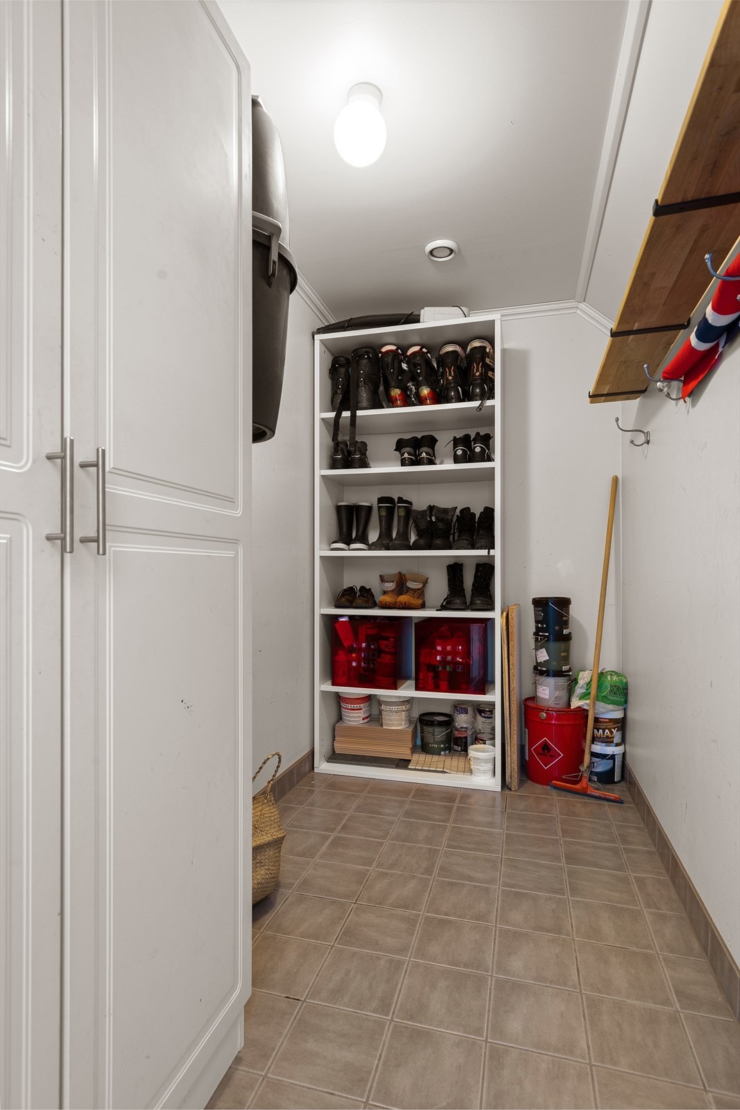 Utebod/teknisk rom ved inngangsdør Galleribilde