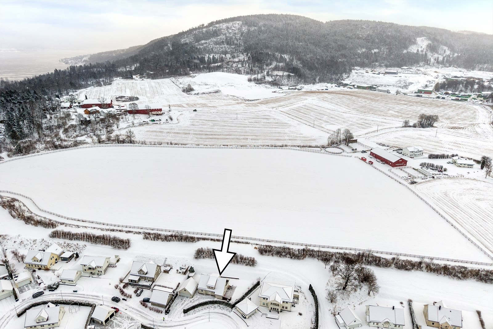 Bak huset er det direkte adkomst til turområdene inn mot Røysjømarka, med en rekke flotte destinasjoner, herunder Vardåsen etc Galleribilde