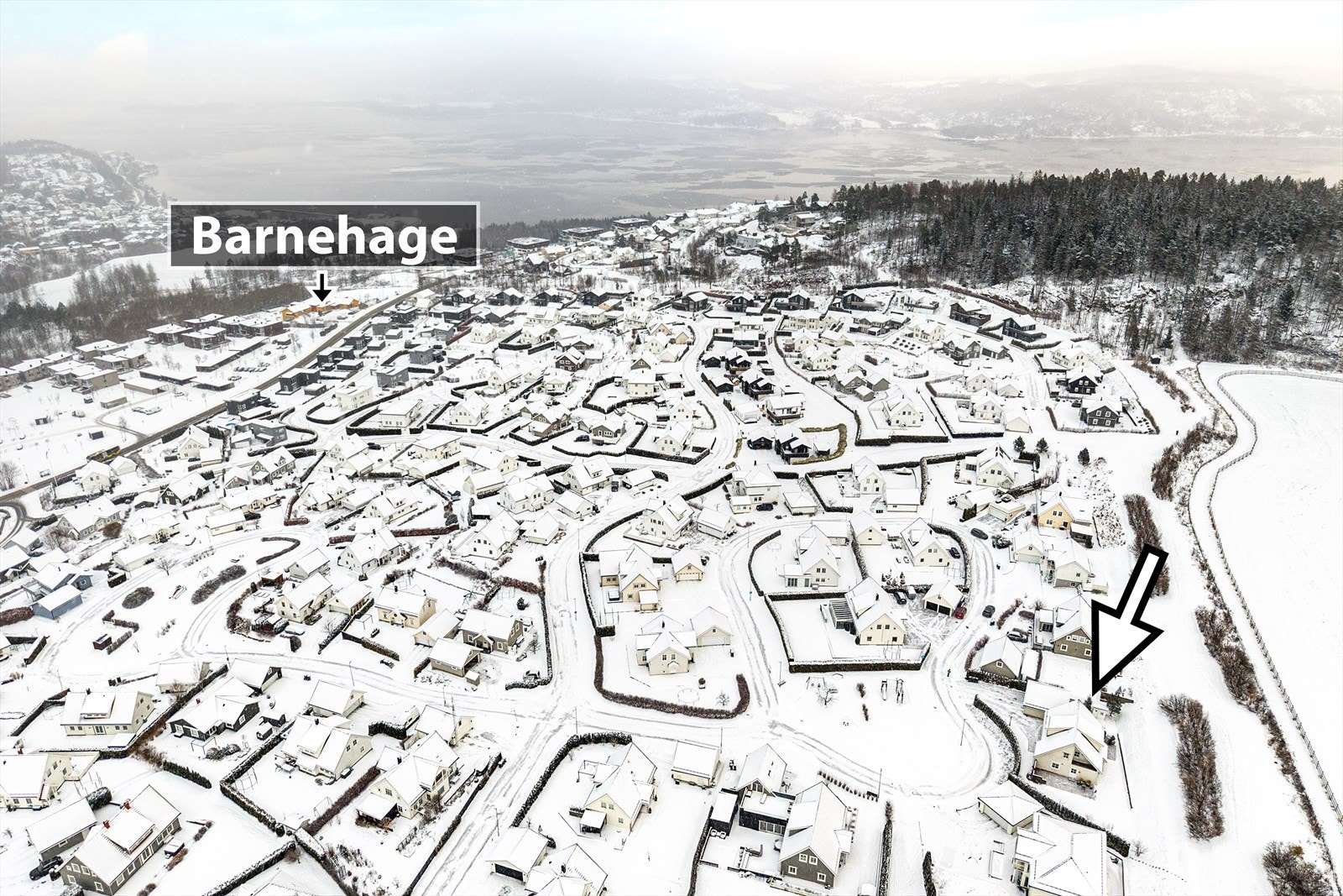 Boligen har en meget barnevennlig beliggenhet, inn en slynge med lite gjennomgangstrafikk, samt umiddelbar nærhet til lekeplasser. Kort vei til barnehage. Galleribilde