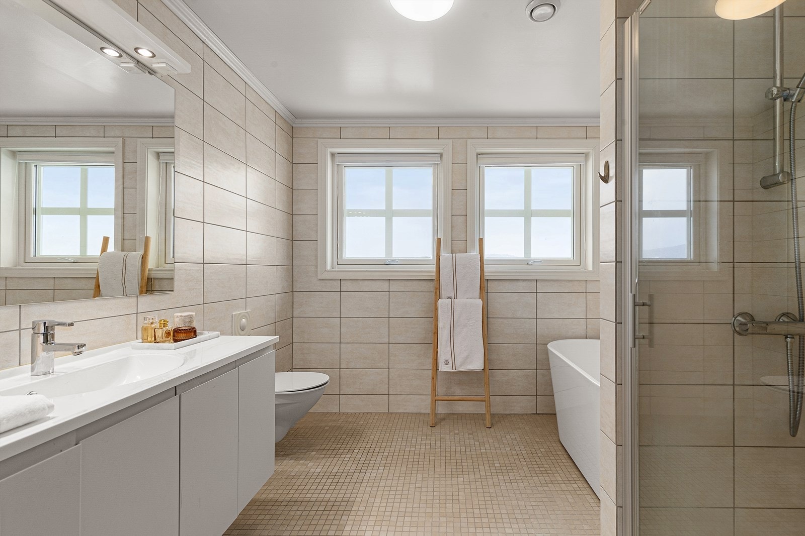 Romslig og flott bad med vannbåren varme i gulv Galleribilde