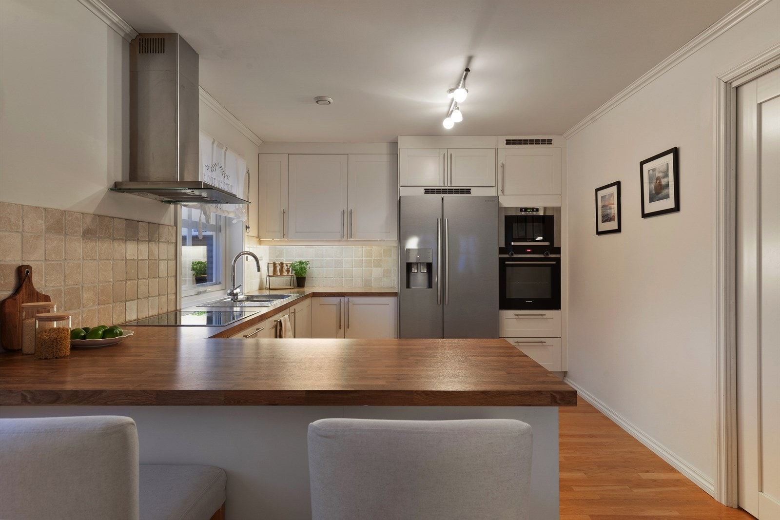 Her har du rikt med skap- og skuffeplass, samt delvis integrerte hvitevarer Galleribilde