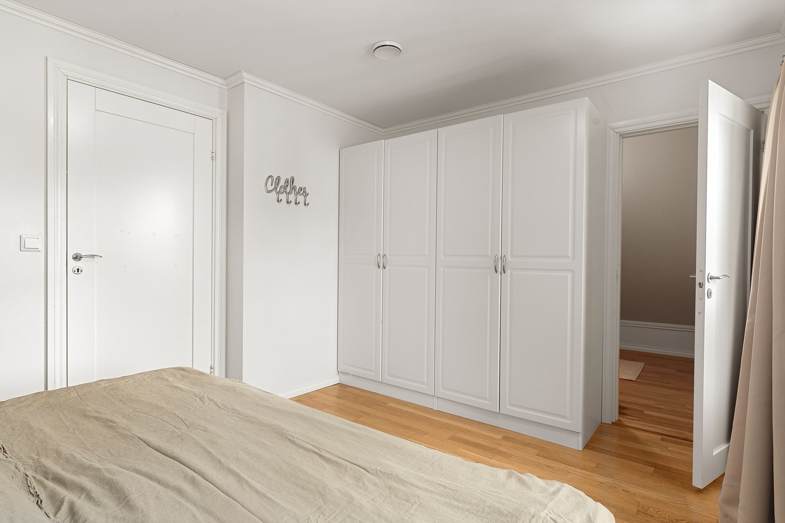 Hovedsoverommet har både rikt med garderobeplass, samt adkomst til egen walk-in/bod Galleribilde