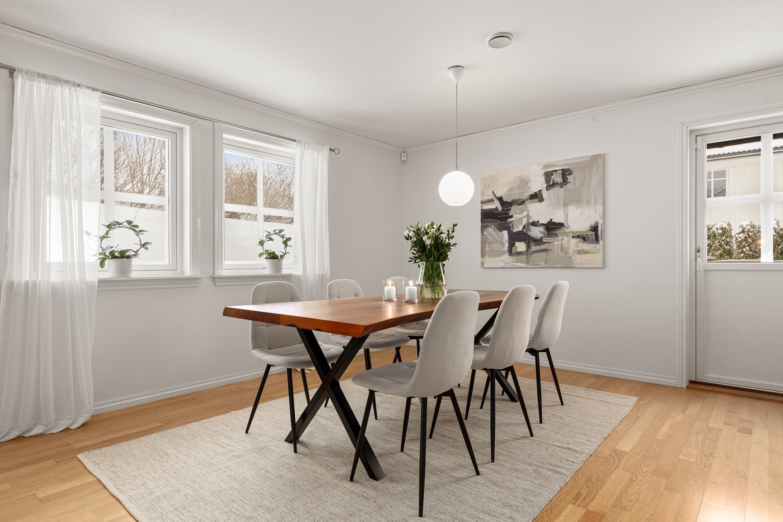 God plass for langbord med tilhørende vitrinemøblement Galleribilde