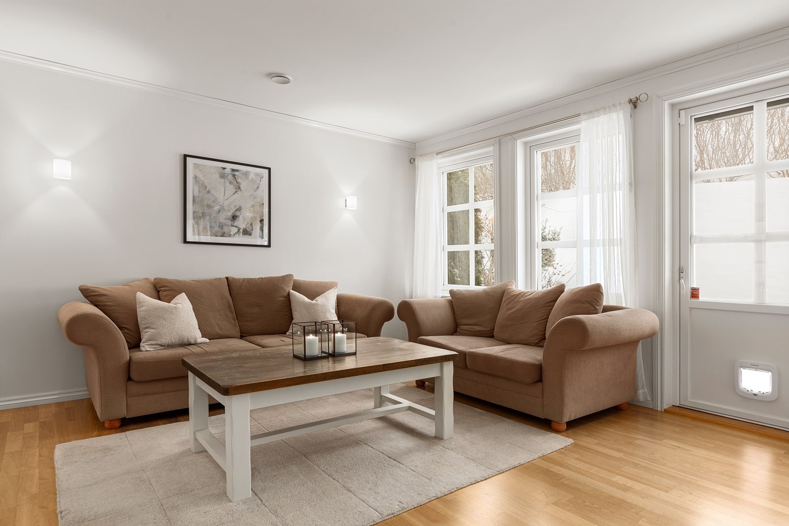 Stuen har glatte overflater og parkett på gulv Galleribilde