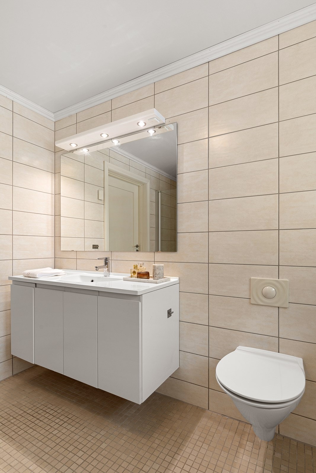 Vegghengt innredning og toalett Galleribilde