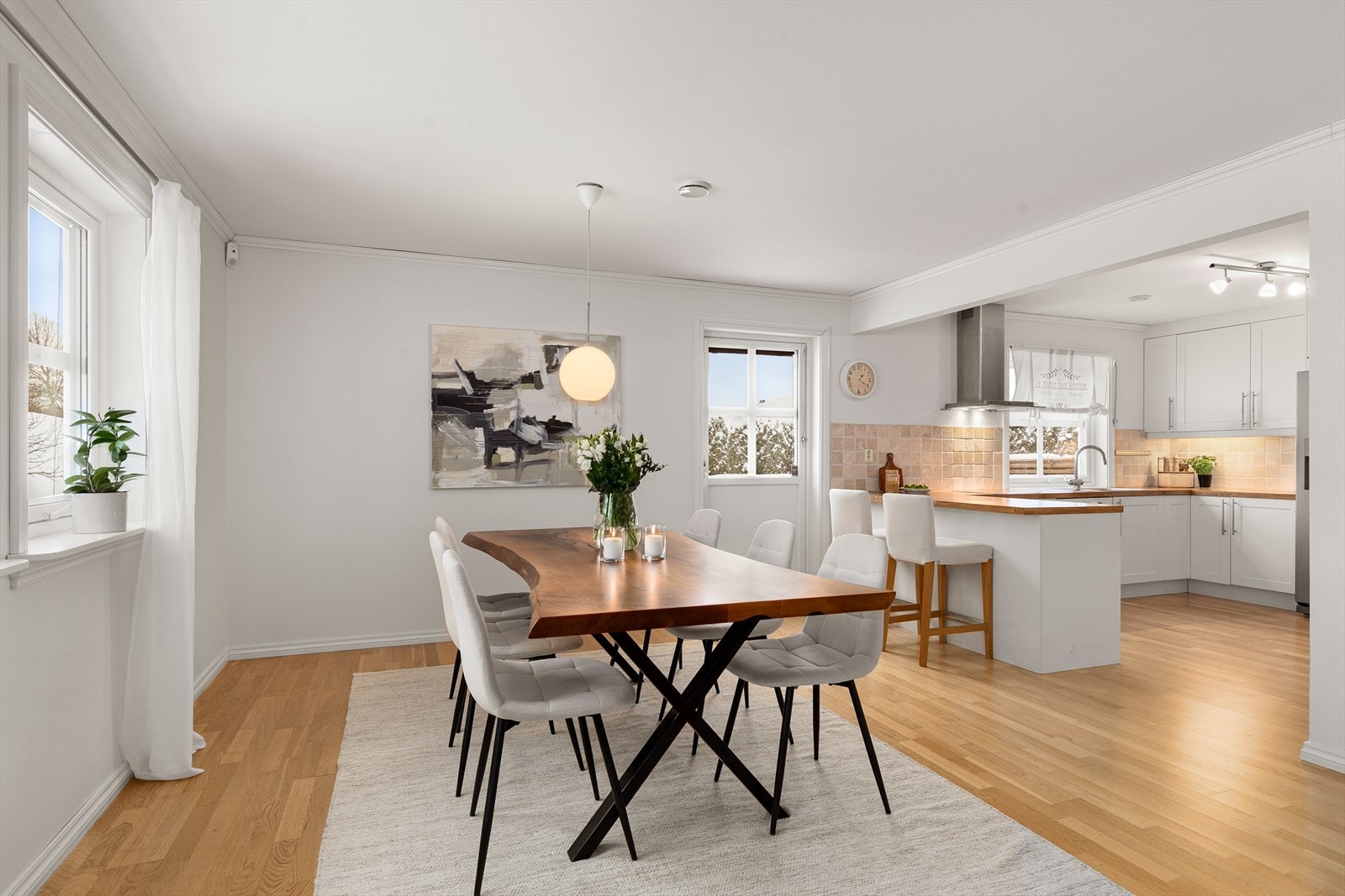 Videre inn i stuen er det en naturlig plassering for spisebord i tilknytning til kjøkken Galleribilde