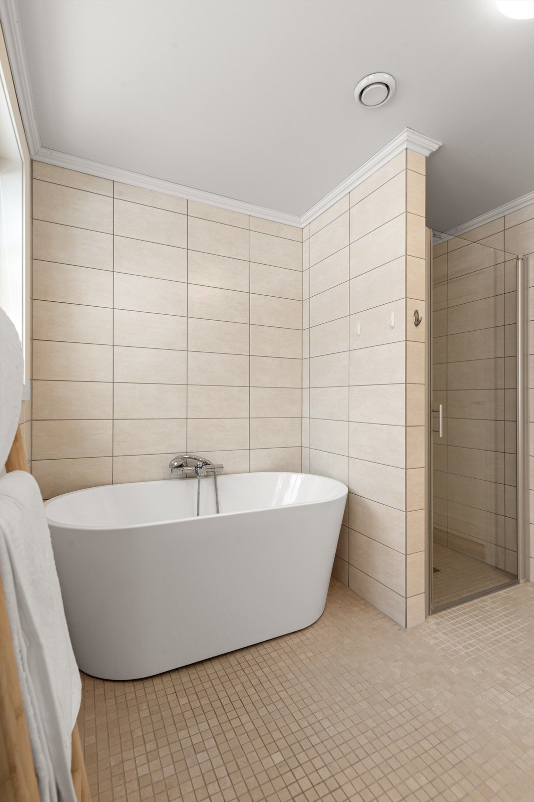 Badet har både badekar og dusjløsning Galleribilde