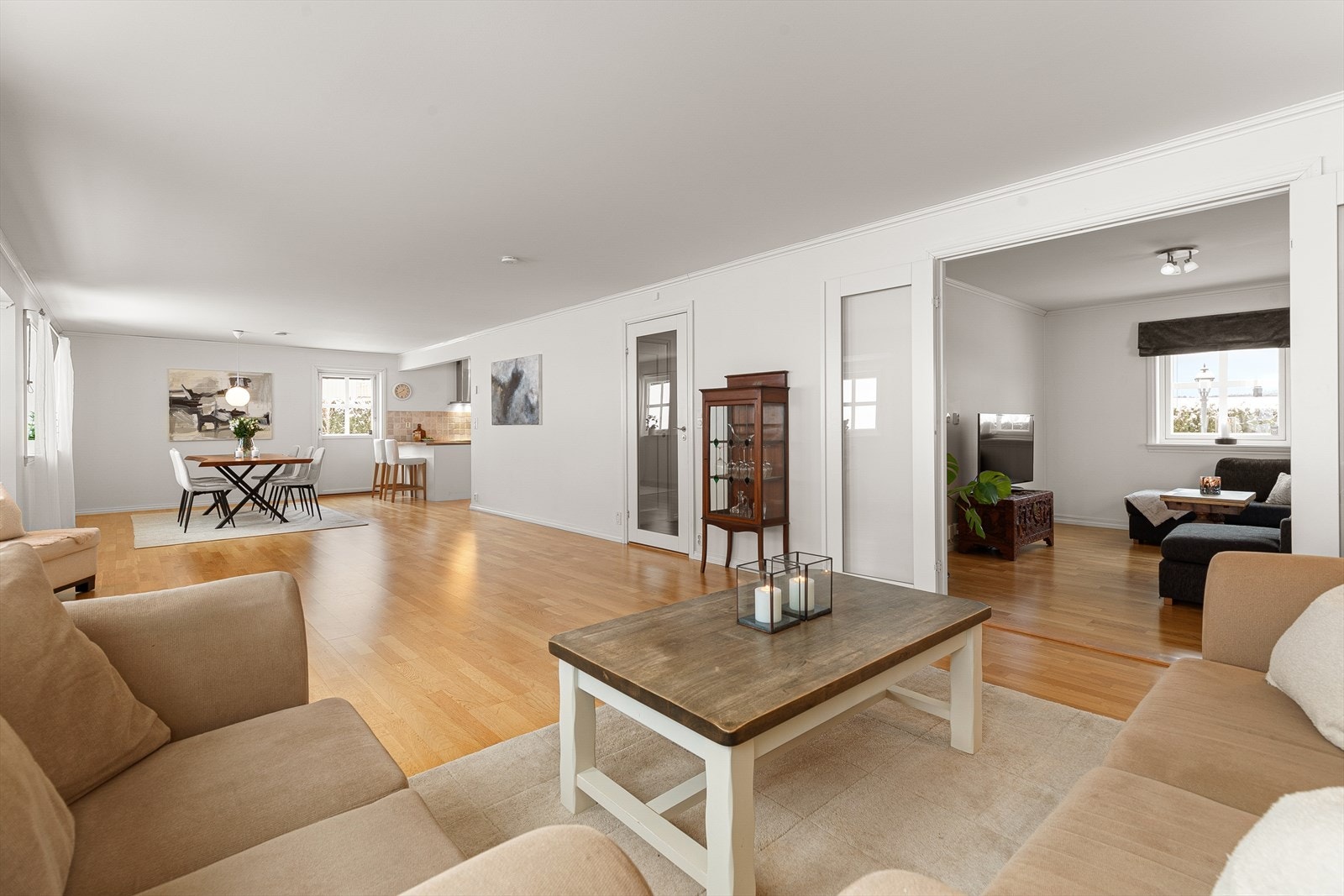 Fra hall kommer man inn til en meget romslig åpen stue-/kjøkkenløsning Galleribilde