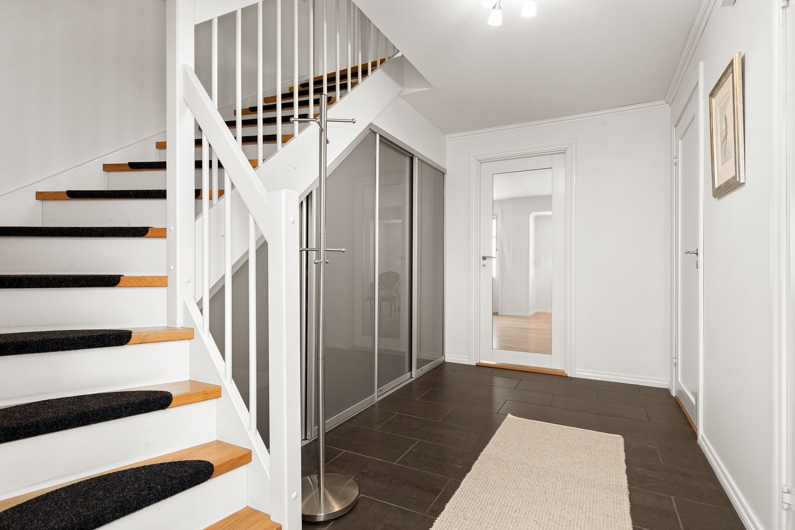 Hele etasjen har vannbåren gulvvarme, noe som gir en behagelig og lun følelse Galleribilde