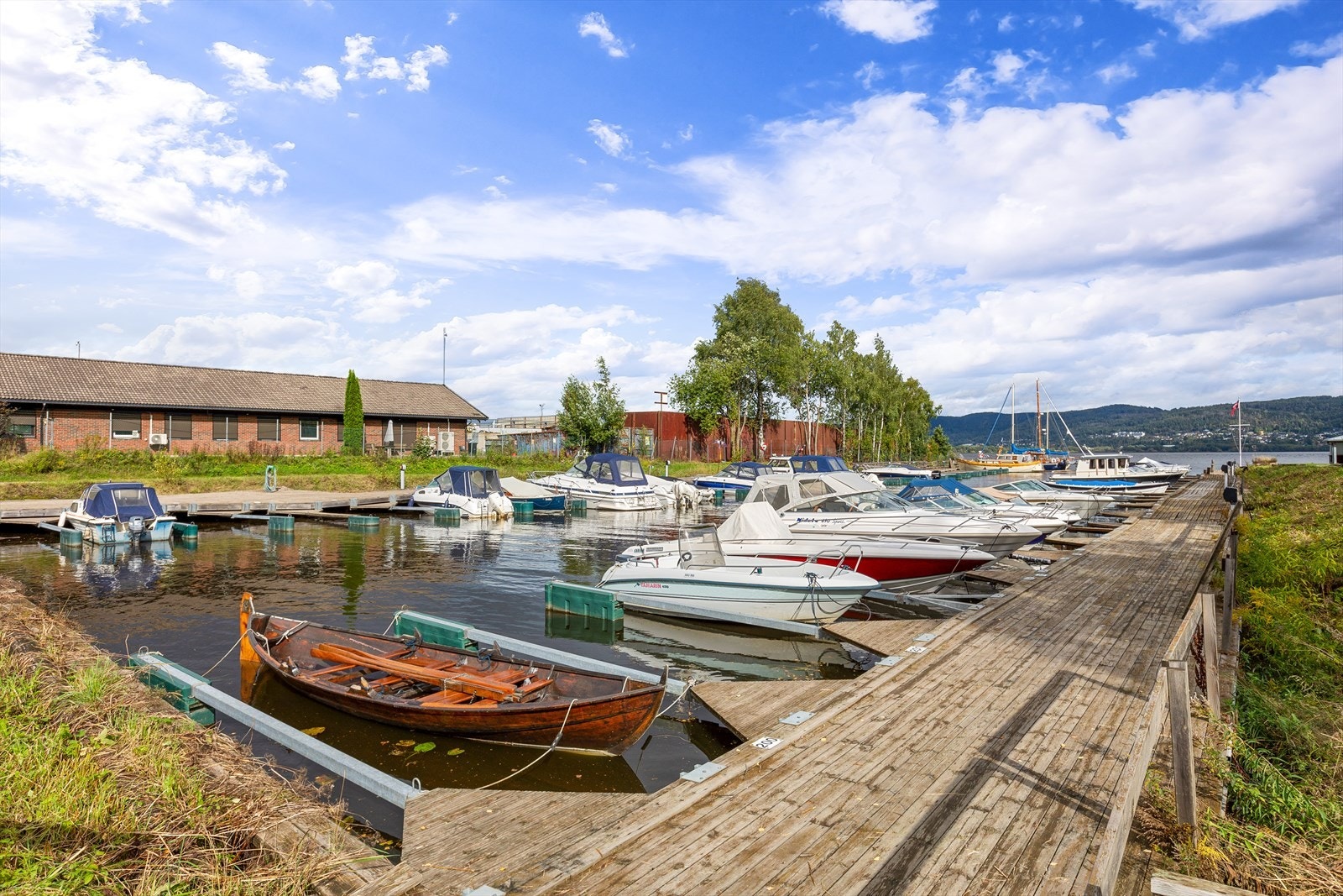 I tillegg til marka, så er også fjorden kun en kort gåtur fra Kniveåsen. Et naturlig samlingspunkt på sommeren er Sota, med båthavn og badeplass. Galleribilde
