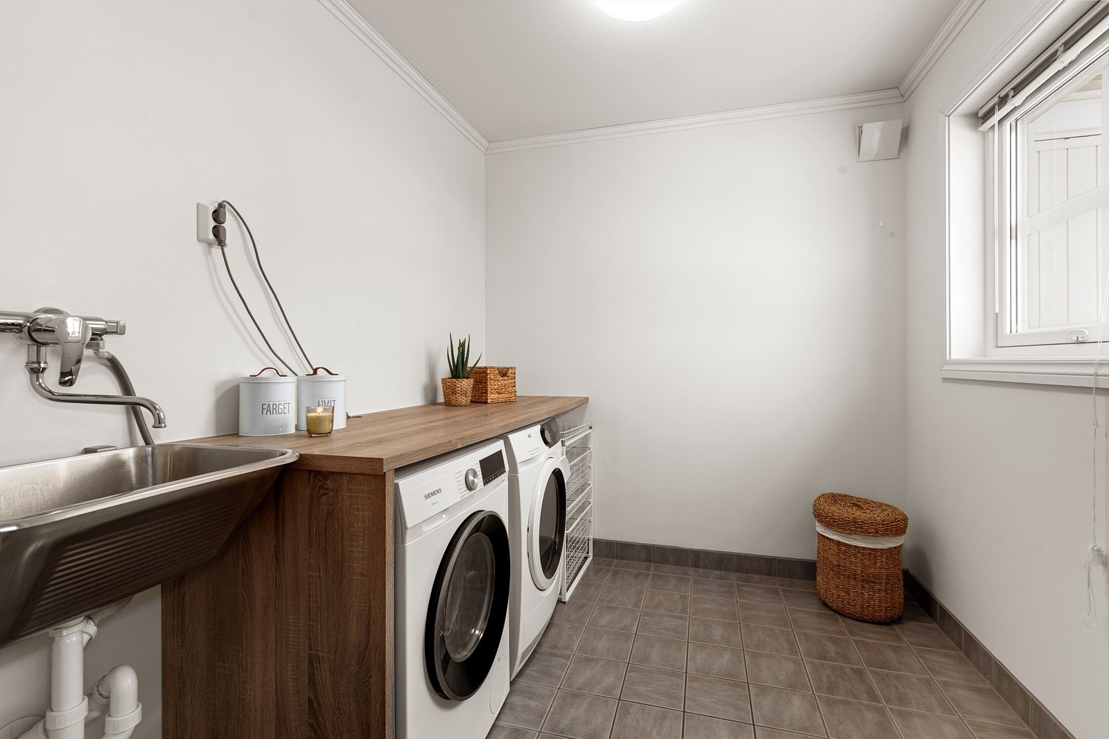 Ved inngangsdør ligger et praktisk separat vaskerom Galleribilde