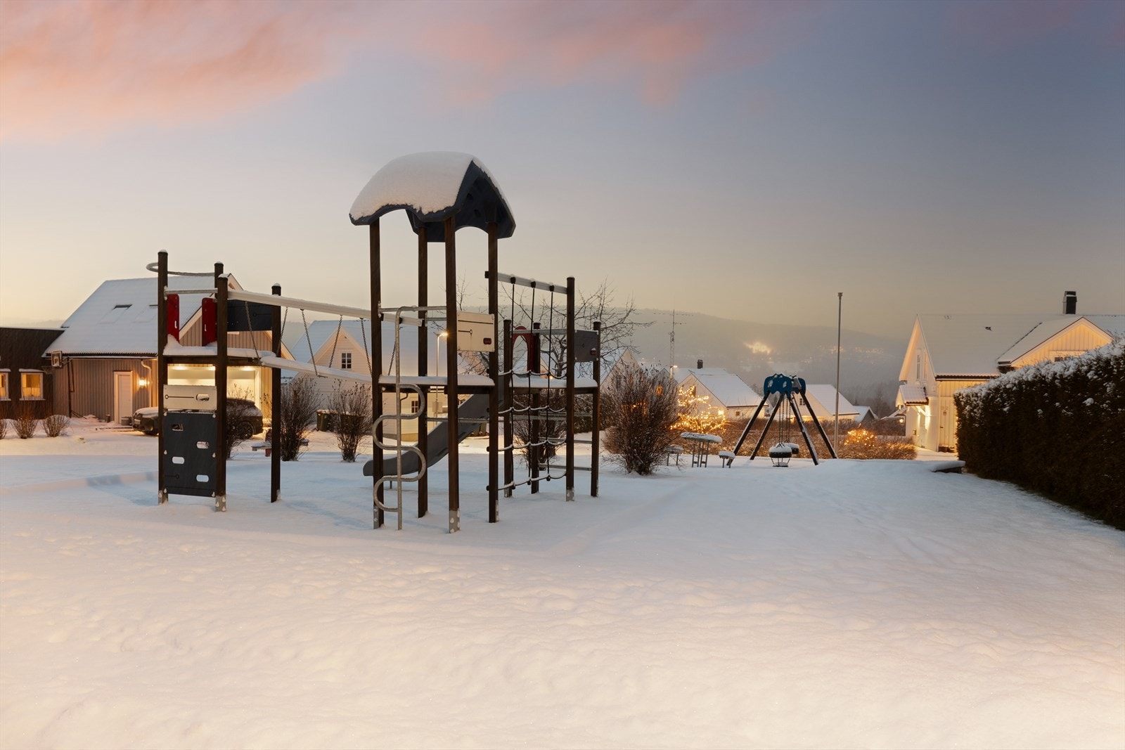 Lekeplassen rett utenfor huset er en av mange i velforeningen Galleribilde