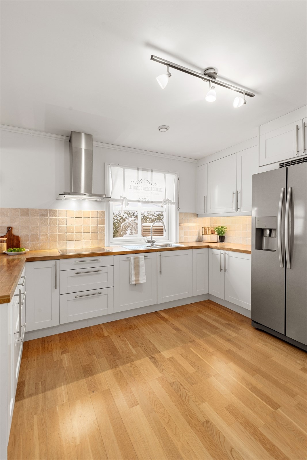 Kjøkkenet er velutstyrt og romslig Galleribilde