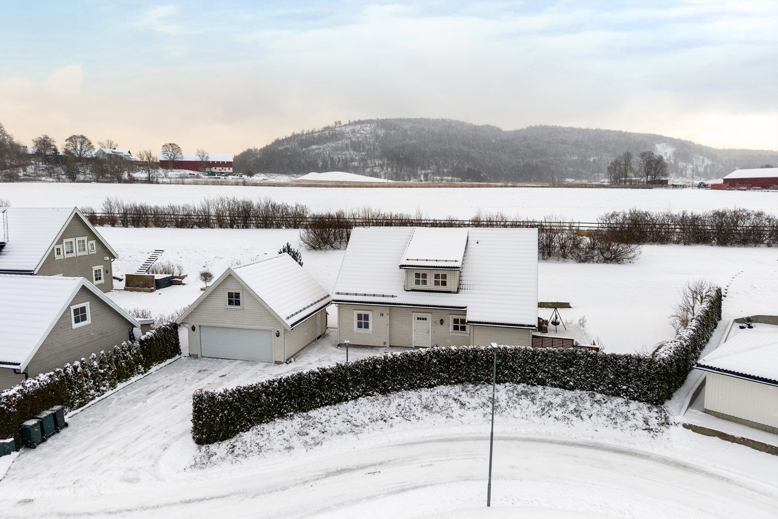 Boligen grenser mot naturskjønne arealer og turområdet, området bak huset benyttes som oftest til gressarealer Galleribilde