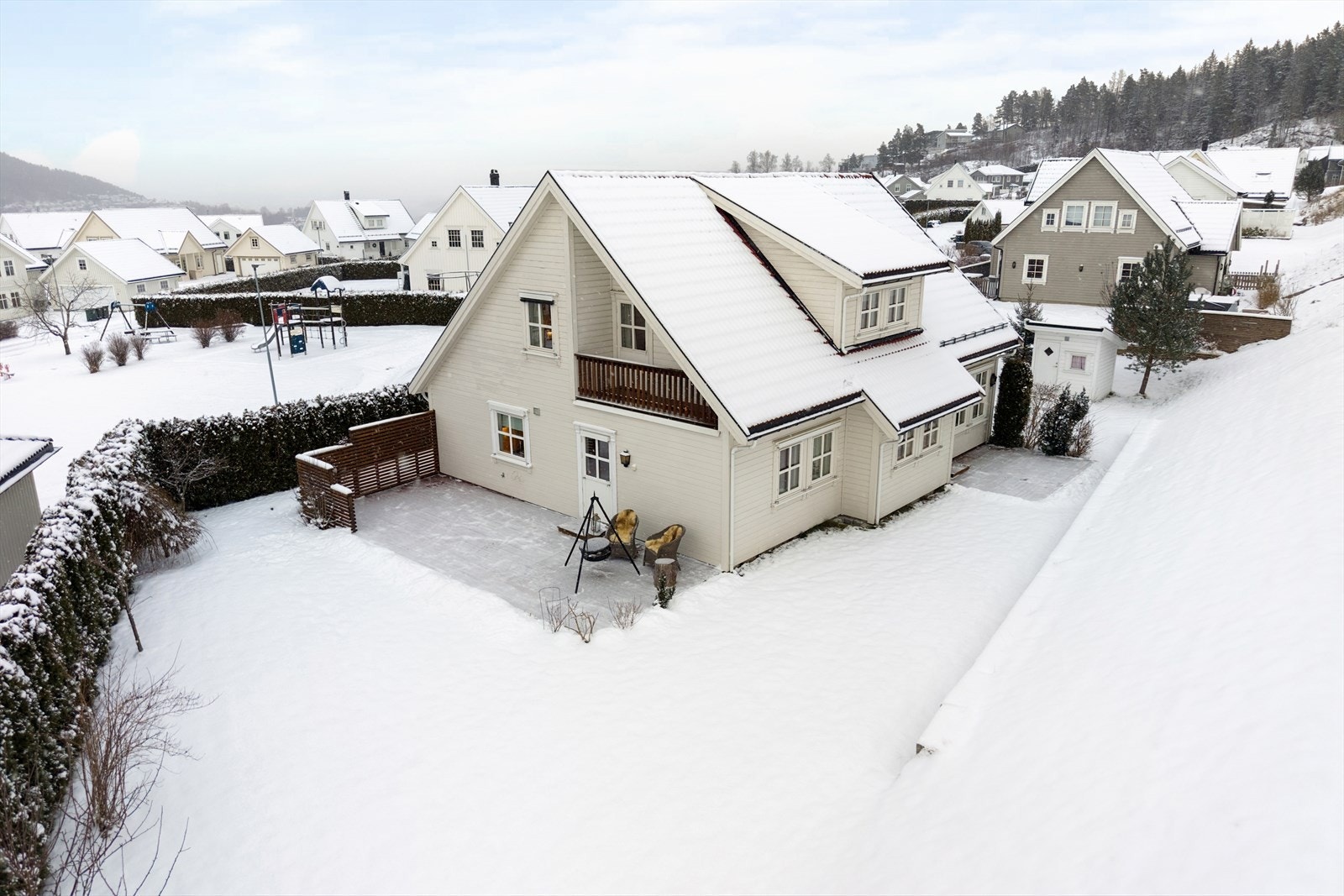 Flere uteplasser, både oppe og nede, gir mulighet for å flytte seg rundt etter solen Galleribilde
