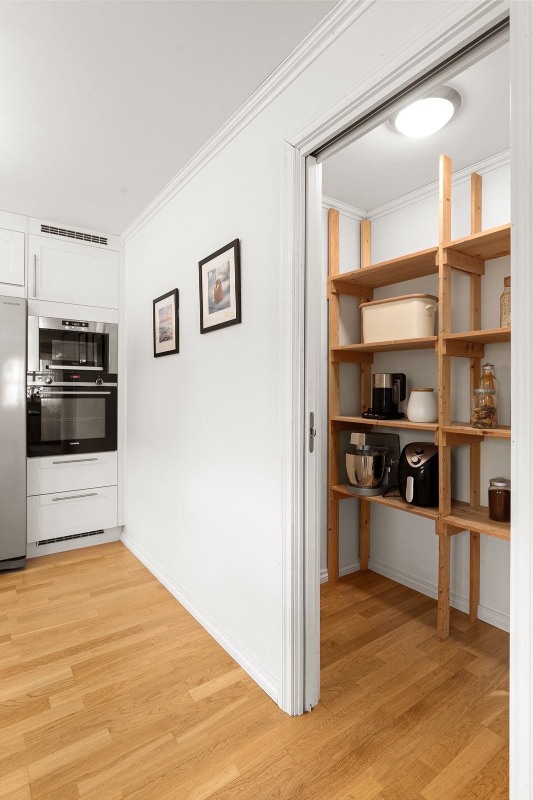 Praktisk spisskammers/bod innenfor kjøkken Galleribilde