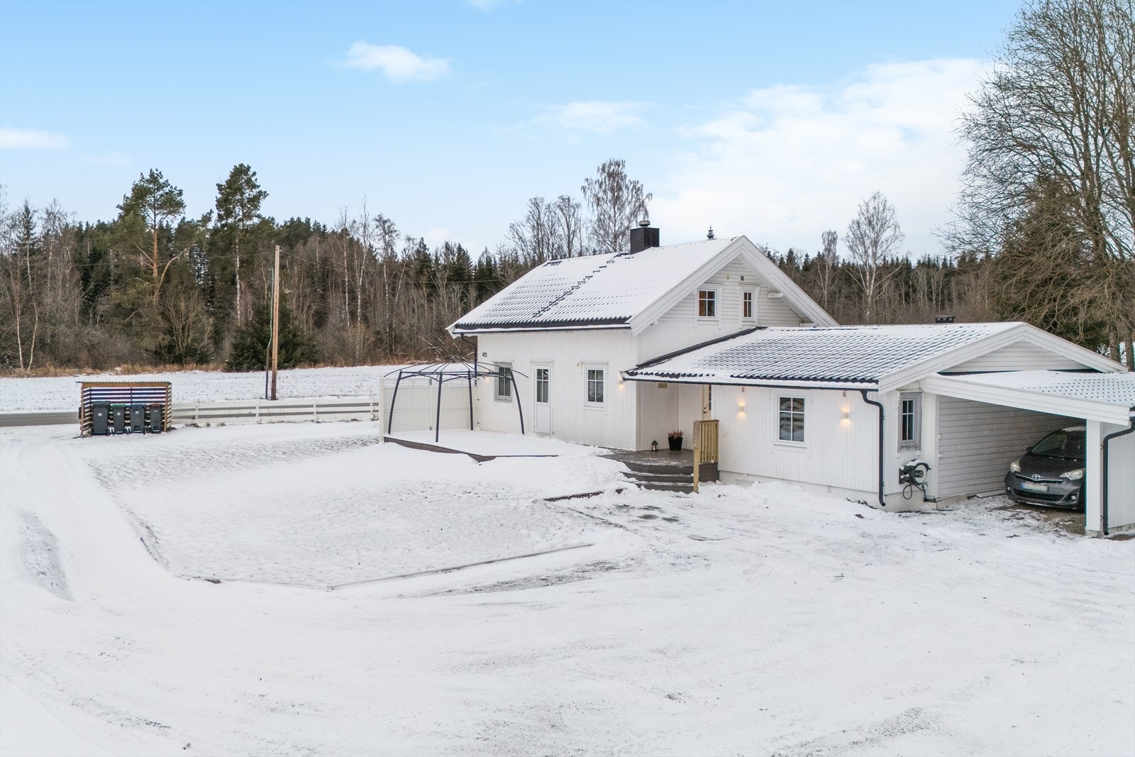 Eiendommen er betydelig oppgradert med blant annet nytt tak fra 2011 og nyere 3-lags vinduer fra 2012. Galleribilde