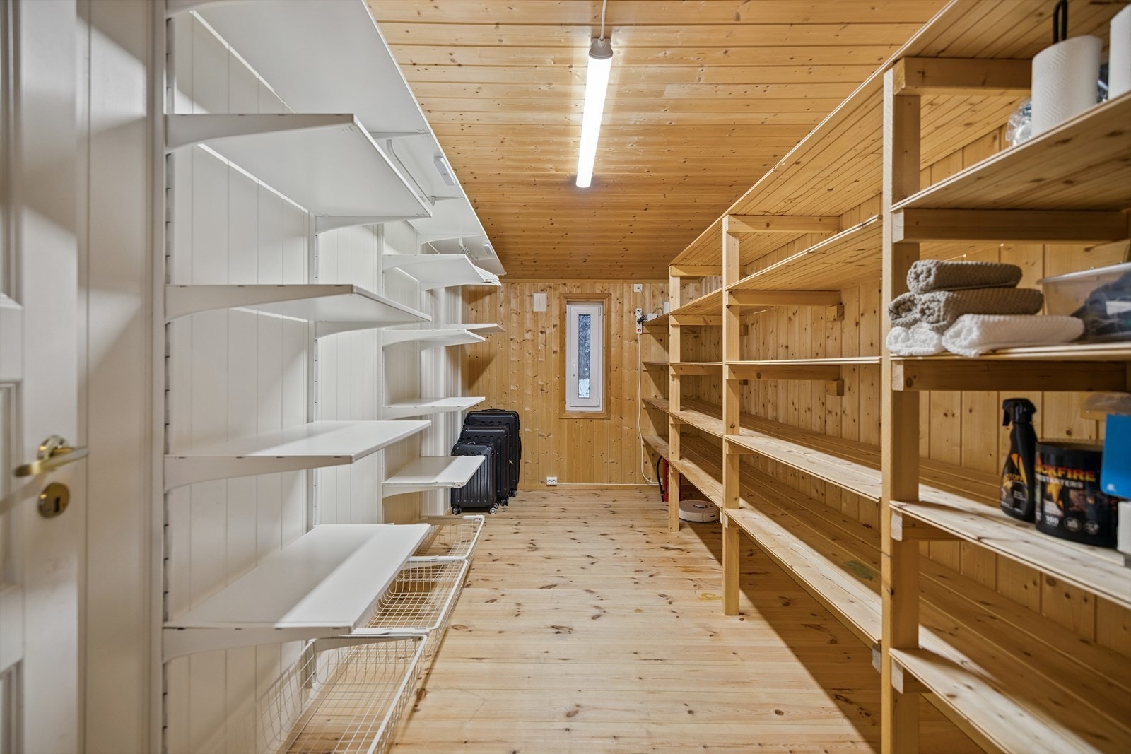 En stor innvendig bod i hovedplan gir rikelig med lagringsplass. Galleribilde