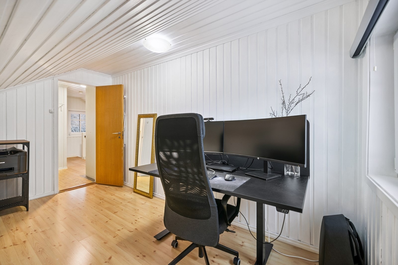 Det andre soverommet i etasjen kan også fint benyttes som kontor. Galleribilde