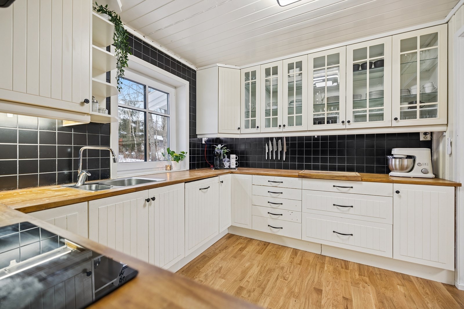 Benkeplate i heltre og profilerte fronter med glassdører gir et klassisk uttrykk. Galleribilde