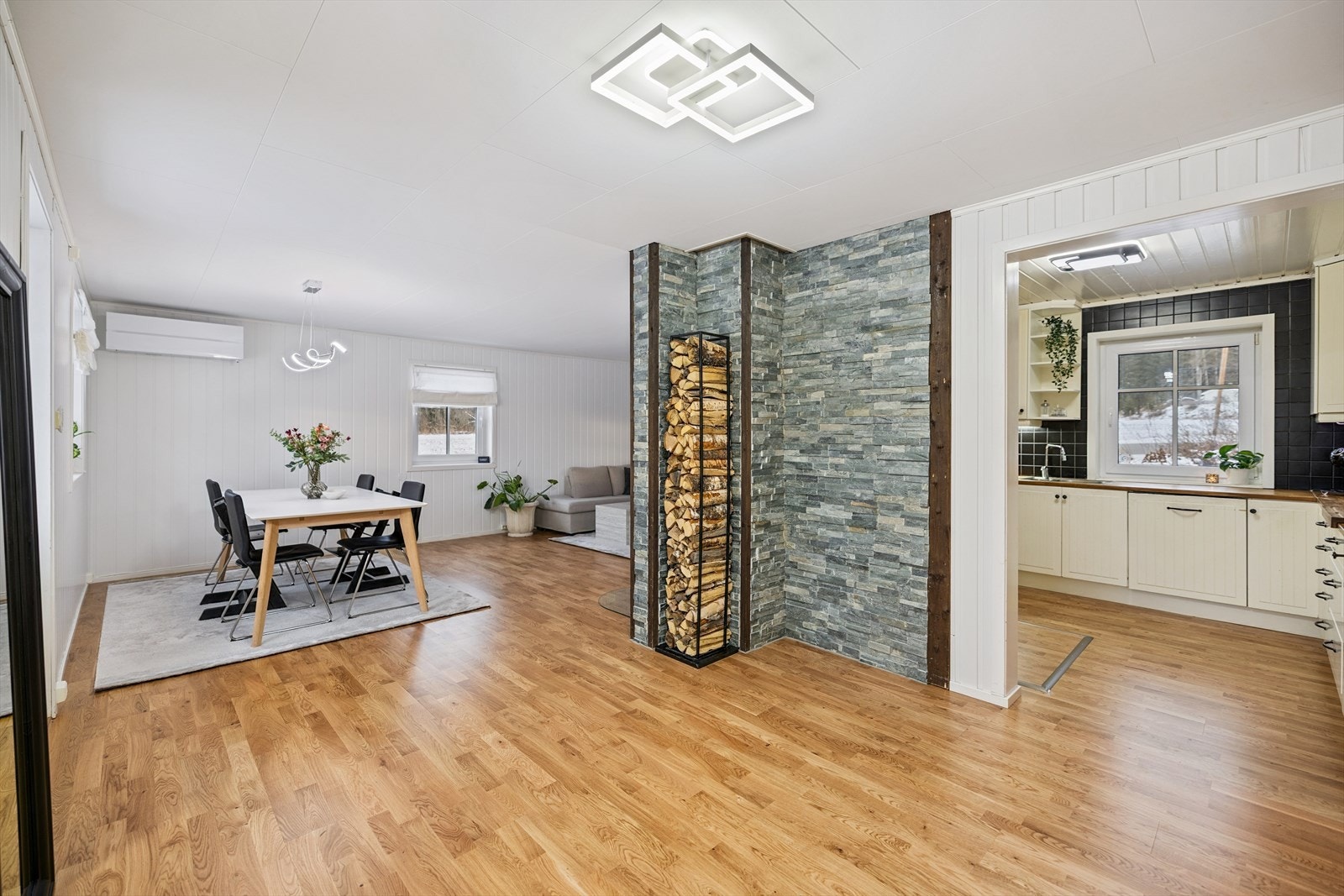 Den åpne løsningen mellom stue og kjøkken danner en sosial sone med god atmosfære. Galleribilde