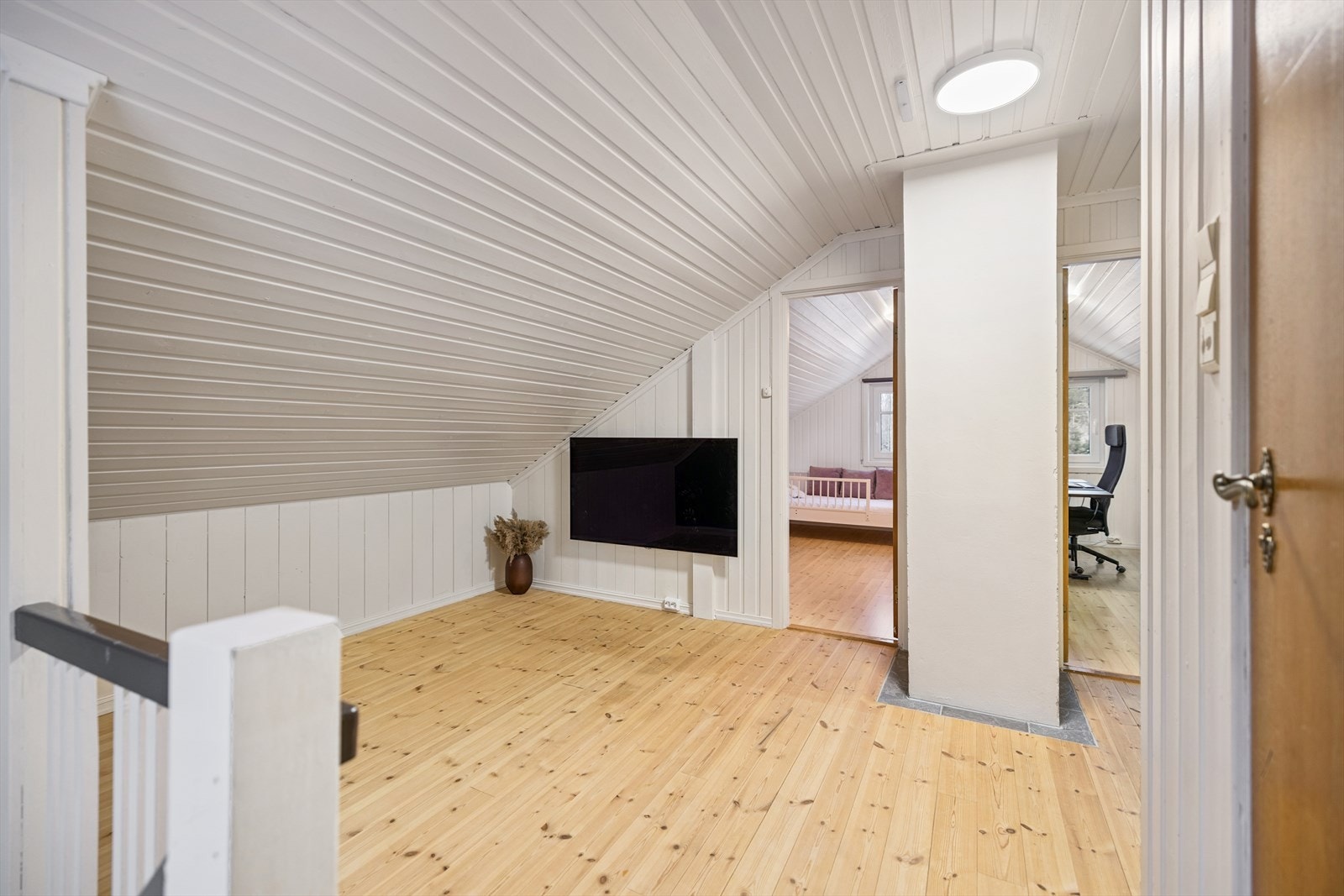 Tretrappen leder opp til en romslig gang/tv-stue i andreetasje. Galleribilde