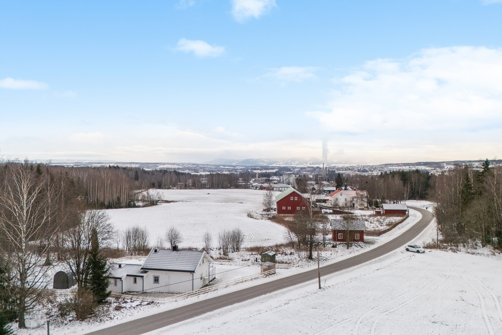 Dagligvarehandelen kan gjøres hos Kiwi Ingeberg eller Coop Obs Olrud, og Hamar sentrum er kun 12 minutter unna. Galleribilde