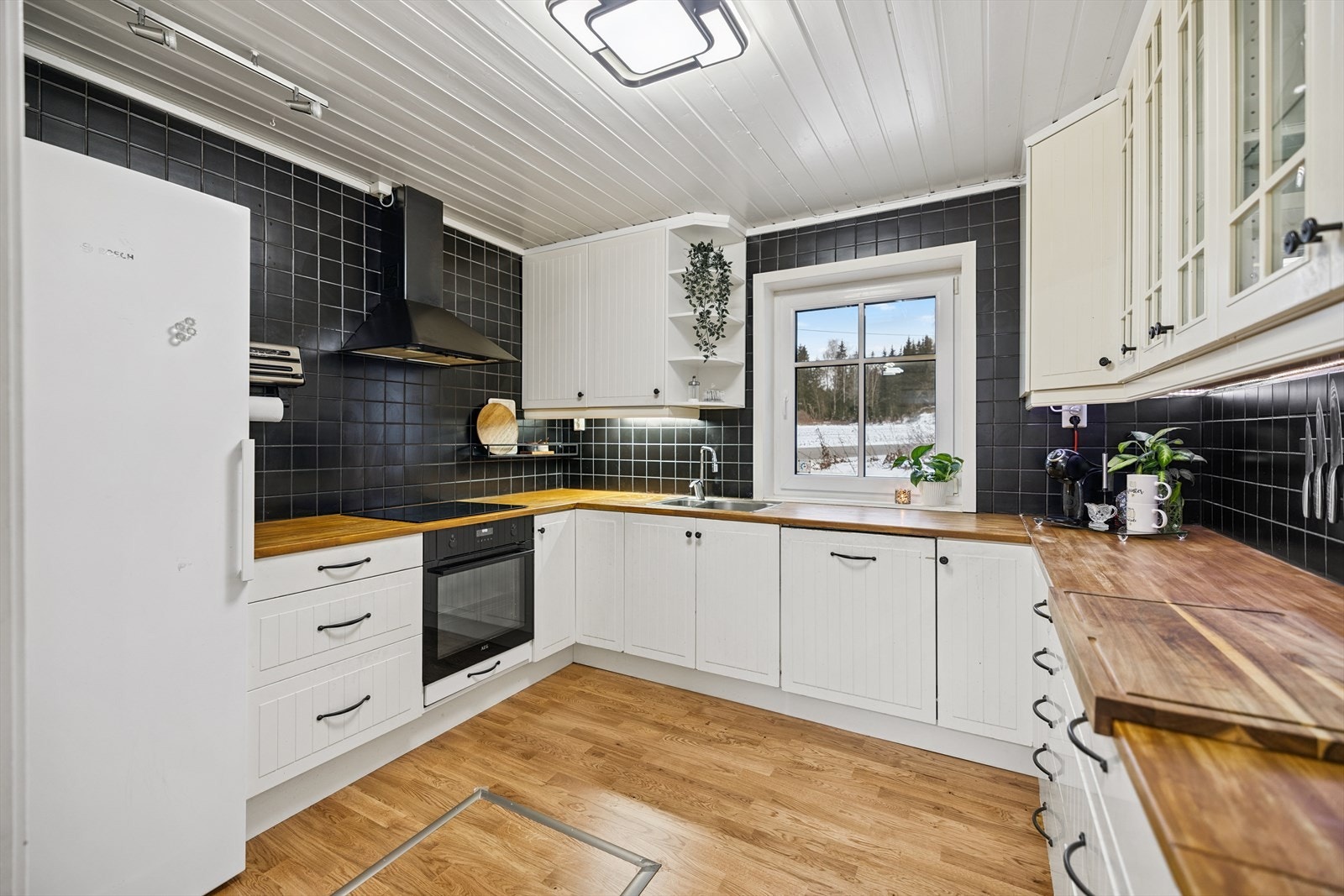 Kjøkkenet har en innholdsrik innredning med integrert koketopp, stekeovn og oppvaskmaskin. Galleribilde