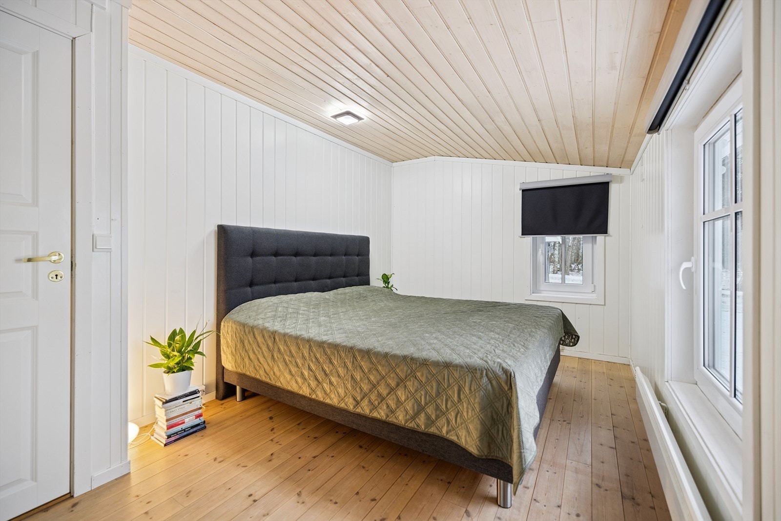 Boligen har totalt fire soverom. Dette er ett av to soverom i hovedplan. Galleribilde