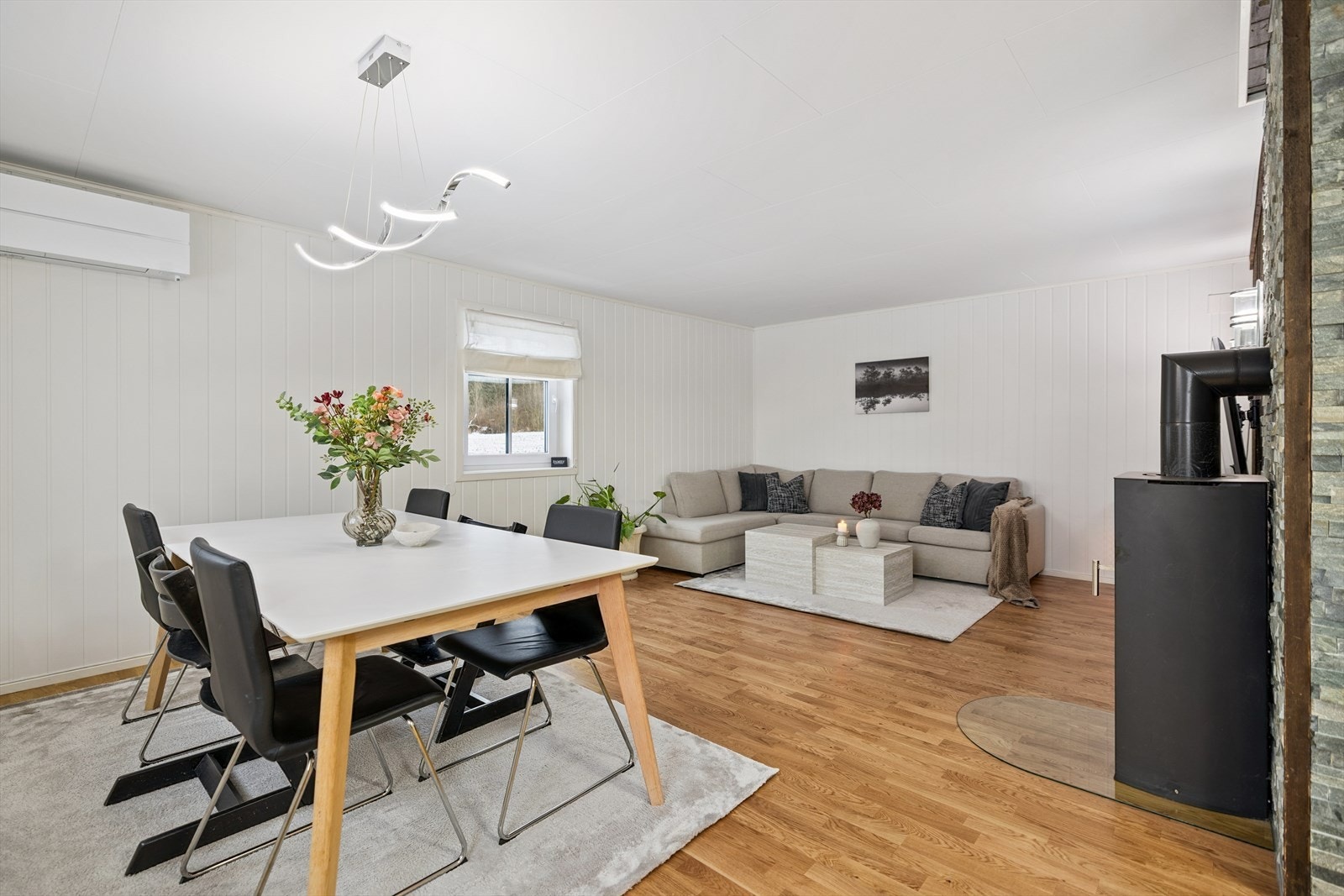 Stuen er romslig og har god plass til både salong og et stor spisestue. Galleribilde