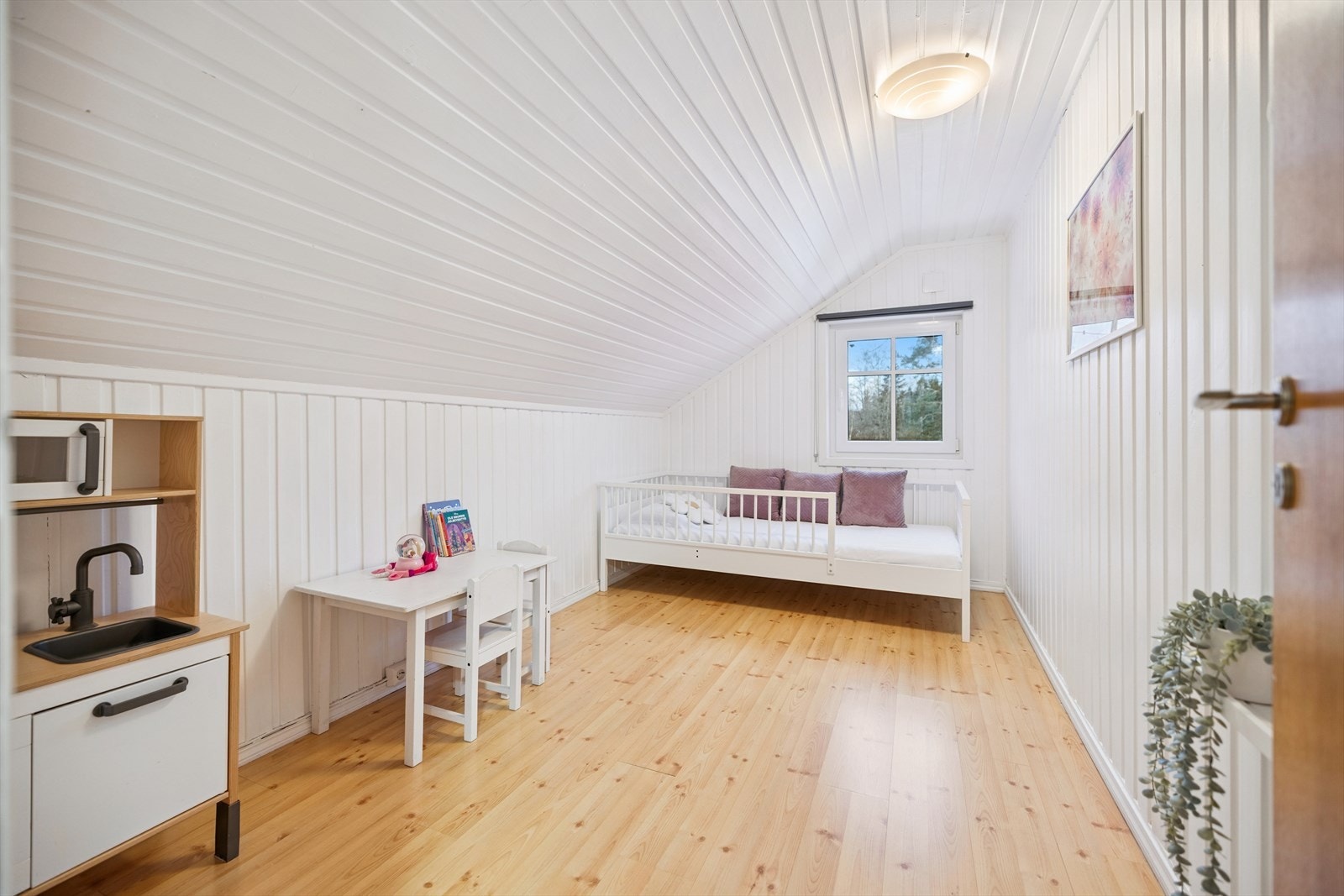 Et av to romslige soverom i andre etasje, egnet som barnerom eller gjesterom. Galleribilde
