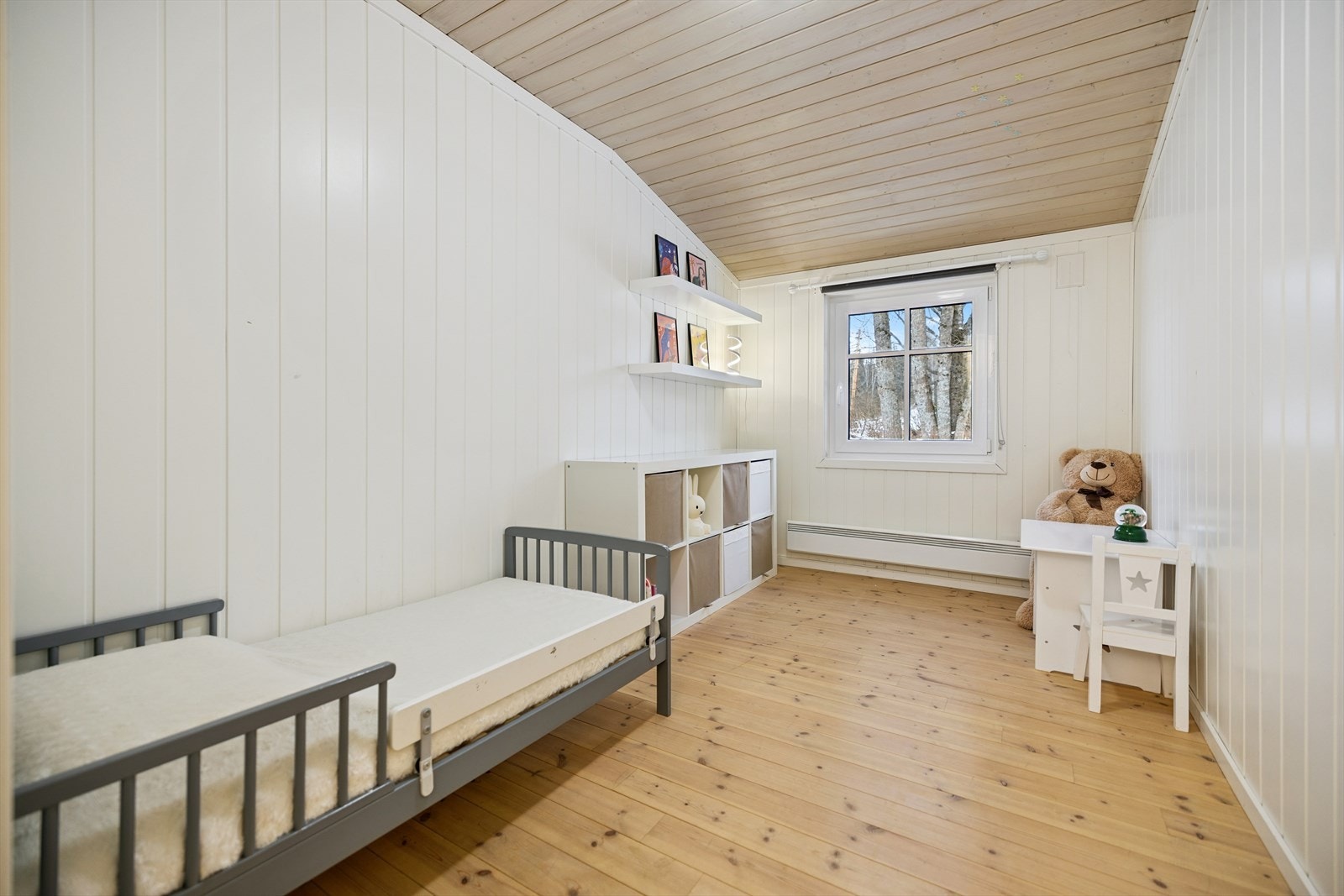 Romslig og fint barnerom/gjesterom. Galleribilde