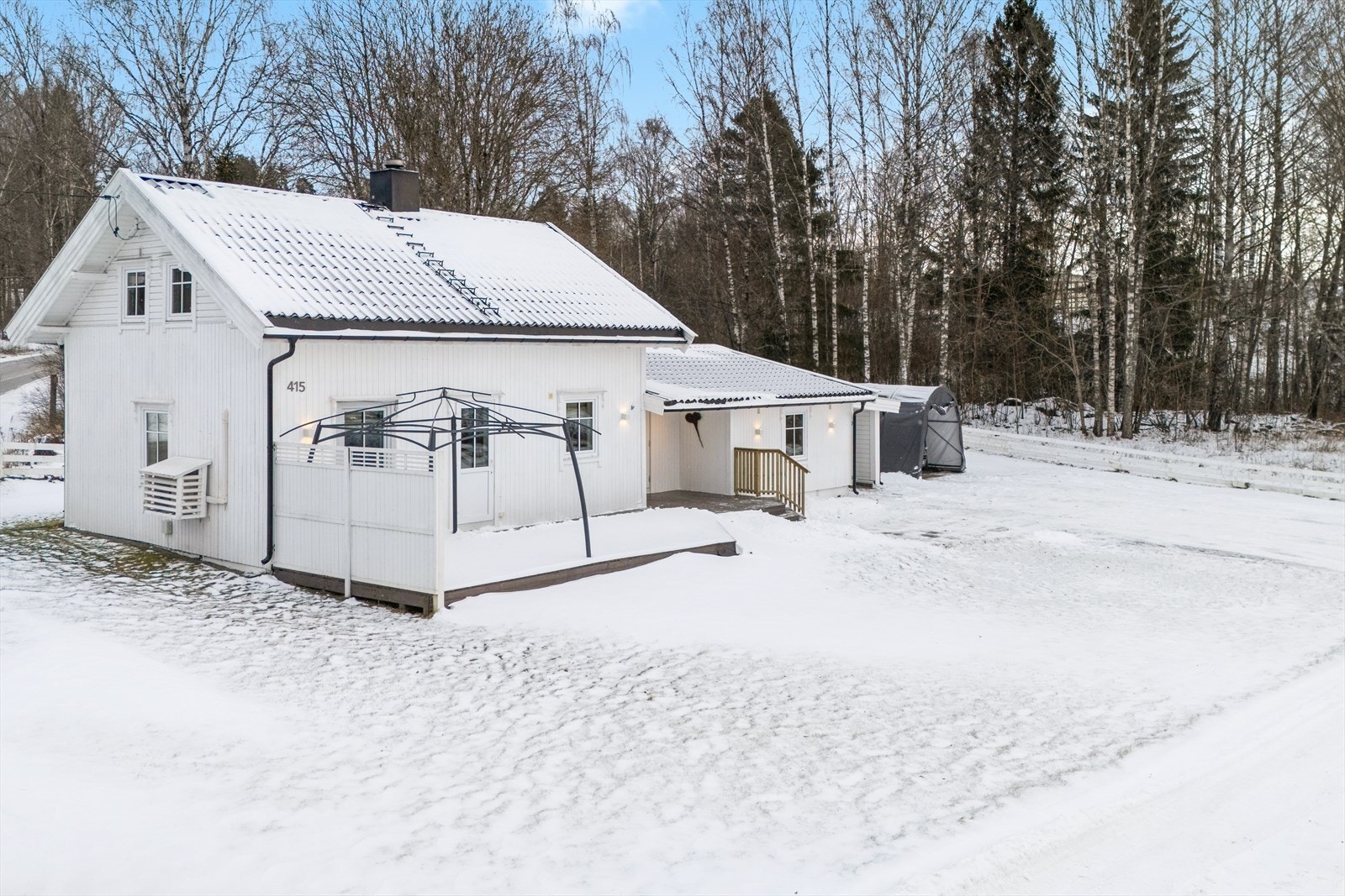 Velkommen til Narmovegen 415! Landlig men sentralt beliggende eneboligeiendom like ved Trehørningen. Galleribilde