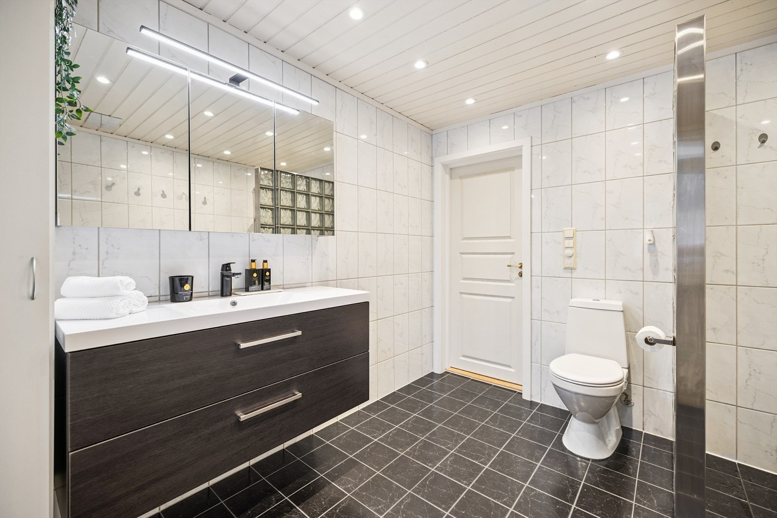 Badet i hovedplan ble renovert i 2004 og har flislagte overflater på gulv og vegger. Galleribilde