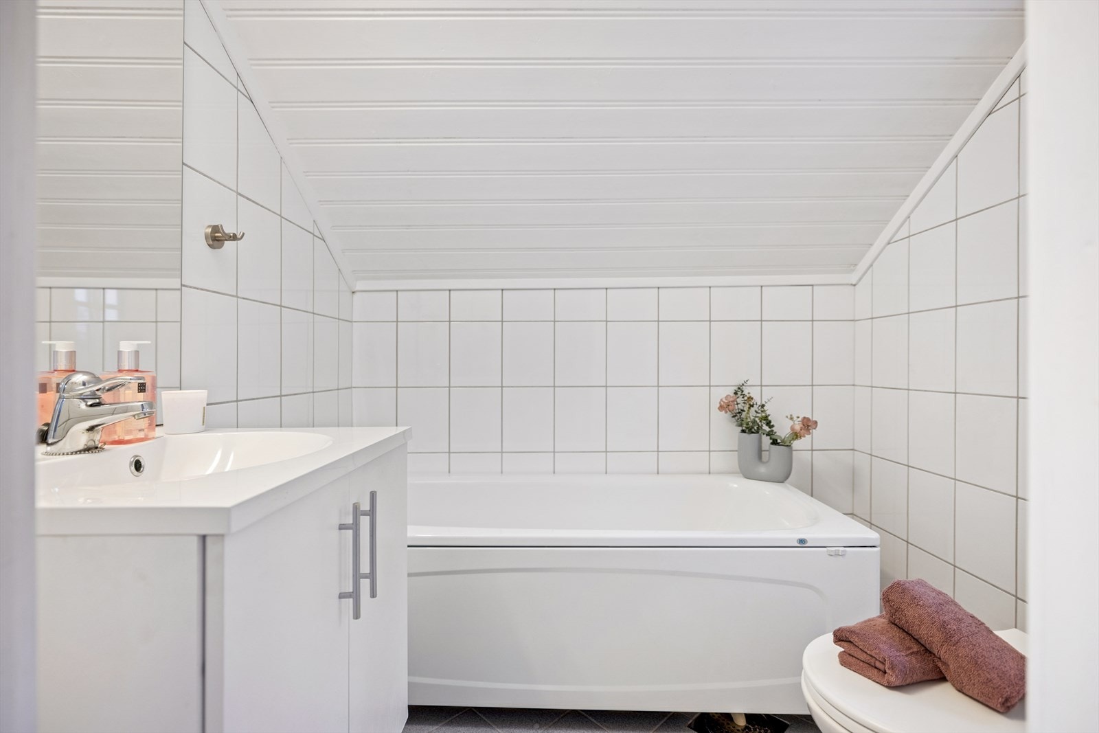 Badet i andreetasje ble etablert i 2004 og er utstyrt med blant annet badekar. Galleribilde