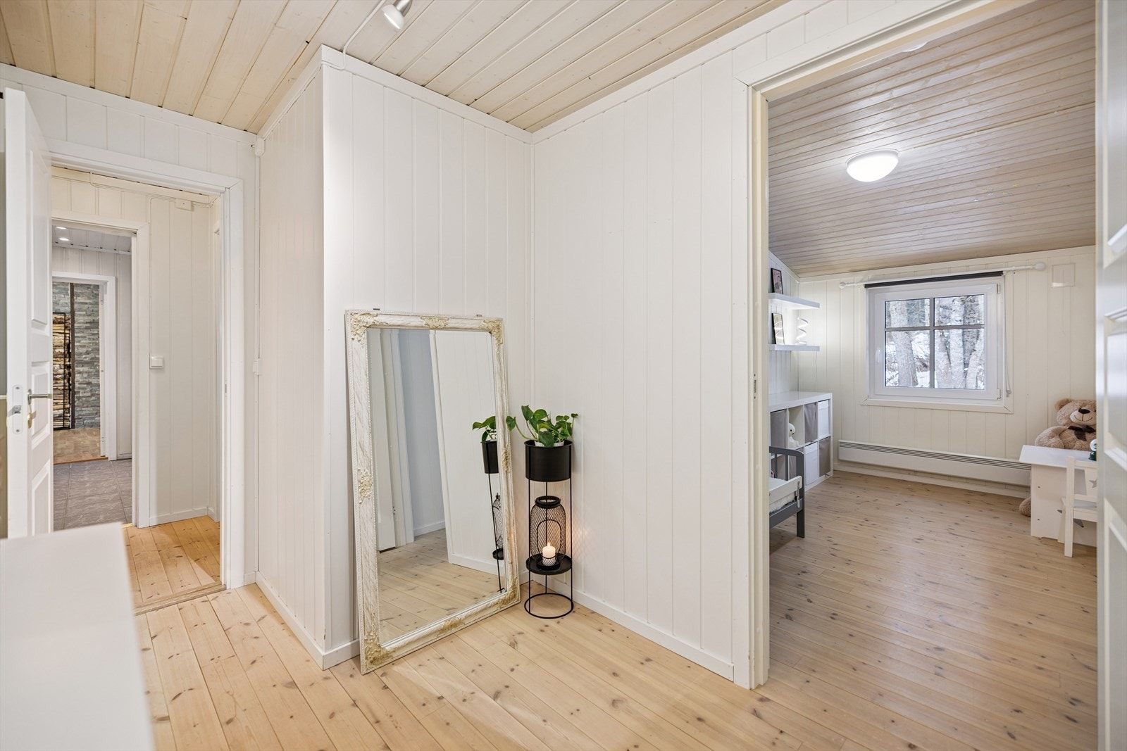 Fra mellomgangen er det adkomst til to soverom og bad. Galleribilde