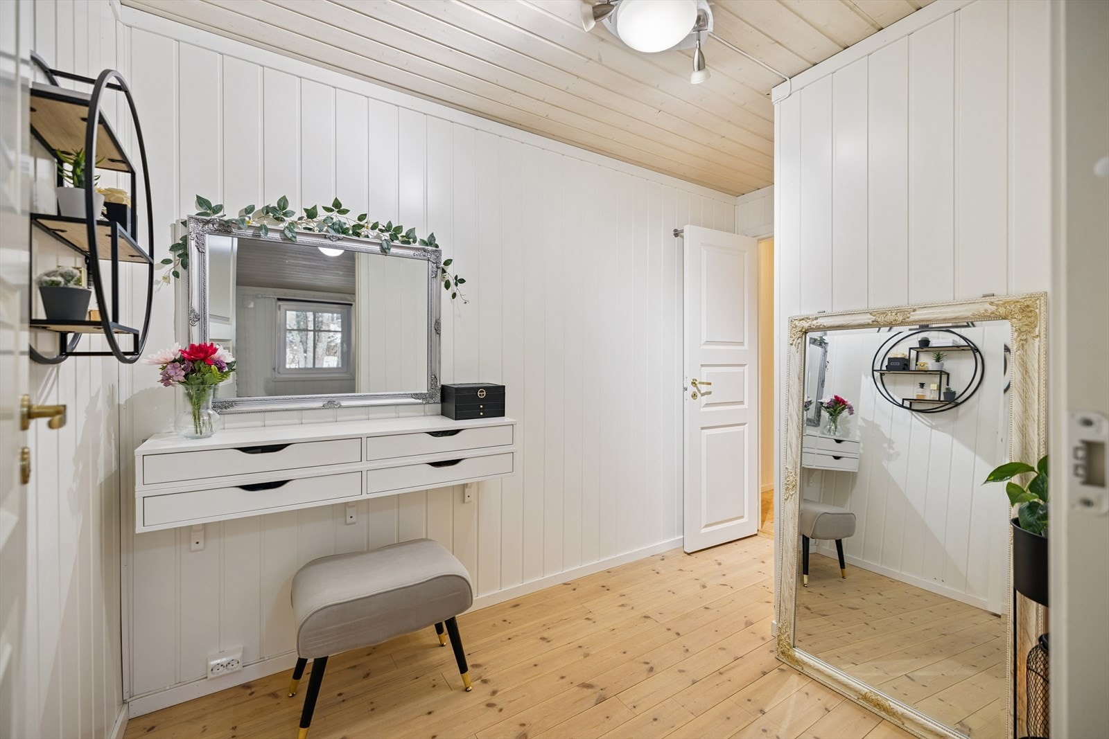 Et innredet rom/mellomgang mellom to soverom, som i dag benyttes som blant annet kontor. Galleribilde